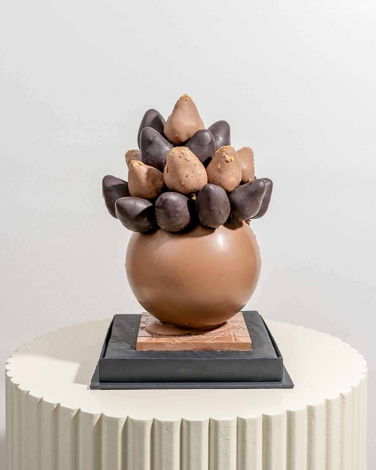 Strawberry Bouquet in Edible PotChocolate & ConfectioneryYour Gift Contains:• 25 Milk and Dark chocolate covered Strawberries • Edible Milk chocolate pot with weight 350gms approx.• Box Size: 16x16x27cm• 1 x HammerHandling and Storage • Keep away from dir