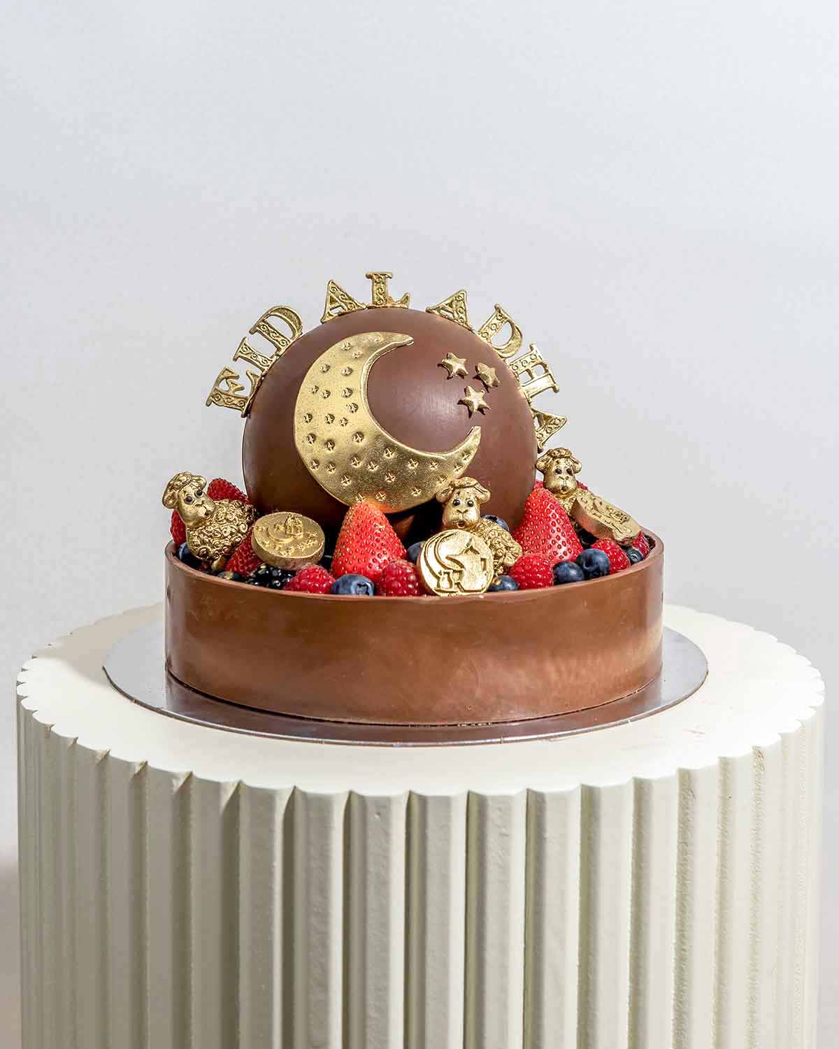 EID Chocolate Cake with Fresh FruitsChocolate & ConfectioneryYour Gift Contains:• Eid Al Adha Chocolate Cake with assorted fresh fruits• Blueberry, Blackberry, raspberry, strawberry• Chocolate Weight: 1.9kg• Chocolate Size: 22x22x28cm• Box Size: 25.5x25.5