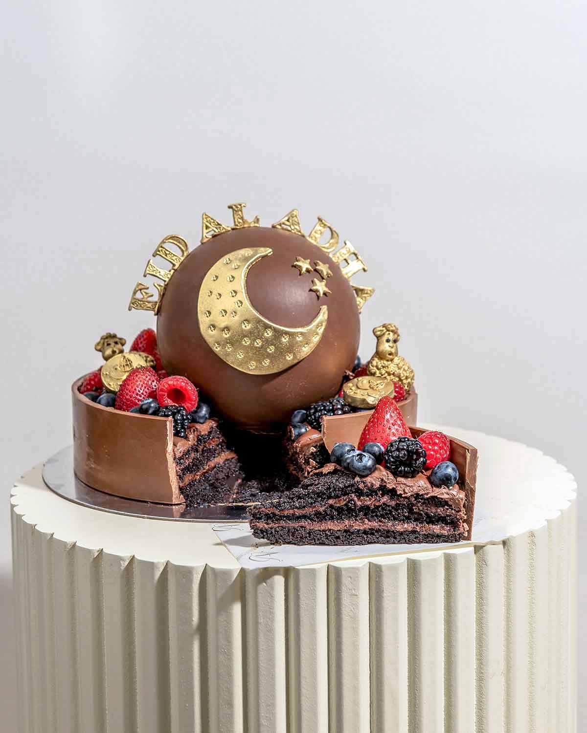 EID Chocolate Cake with Fresh FruitsChocolate & ConfectioneryYour Gift Contains:• Eid Al Adha Chocolate Cake with assorted fresh fruits• Blueberry, Blackberry, raspberry, strawberry• Chocolate Weight: 1.9kg• Chocolate Size: 22x22x28cm• Box Size: 25.5x25.5