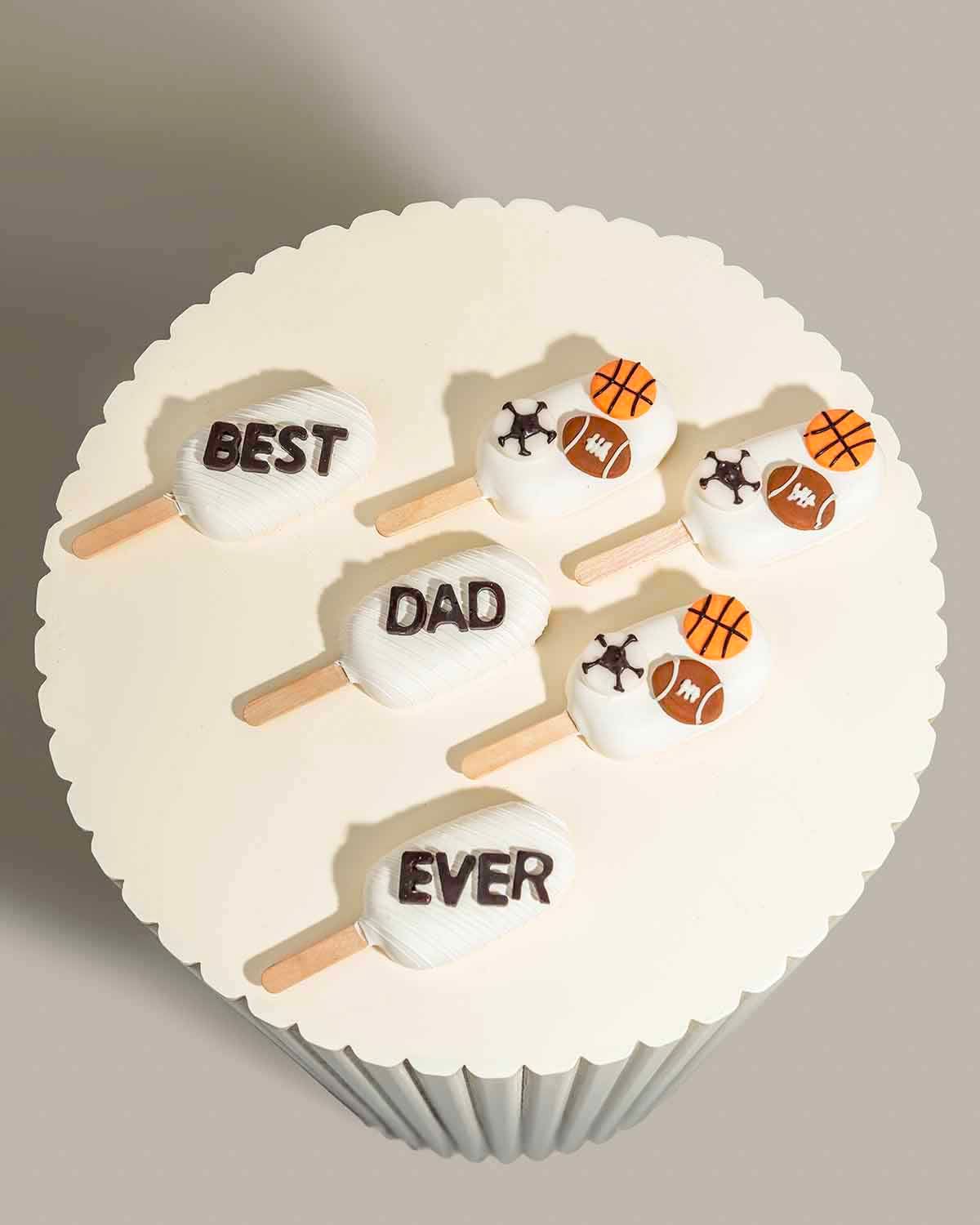 Ball Game Theme CakesiclesChocolate & ConfectioneryYour Gift Contains:• 6 x Cakesicles • Fathers Day theme Cakesicles • Flavors available: Chocolate/Vanilla/Red Velvet• Box Size: 35x14.5x4cm• Chocolate Weight: 450gms approx.Handling and Storage • Keep awa