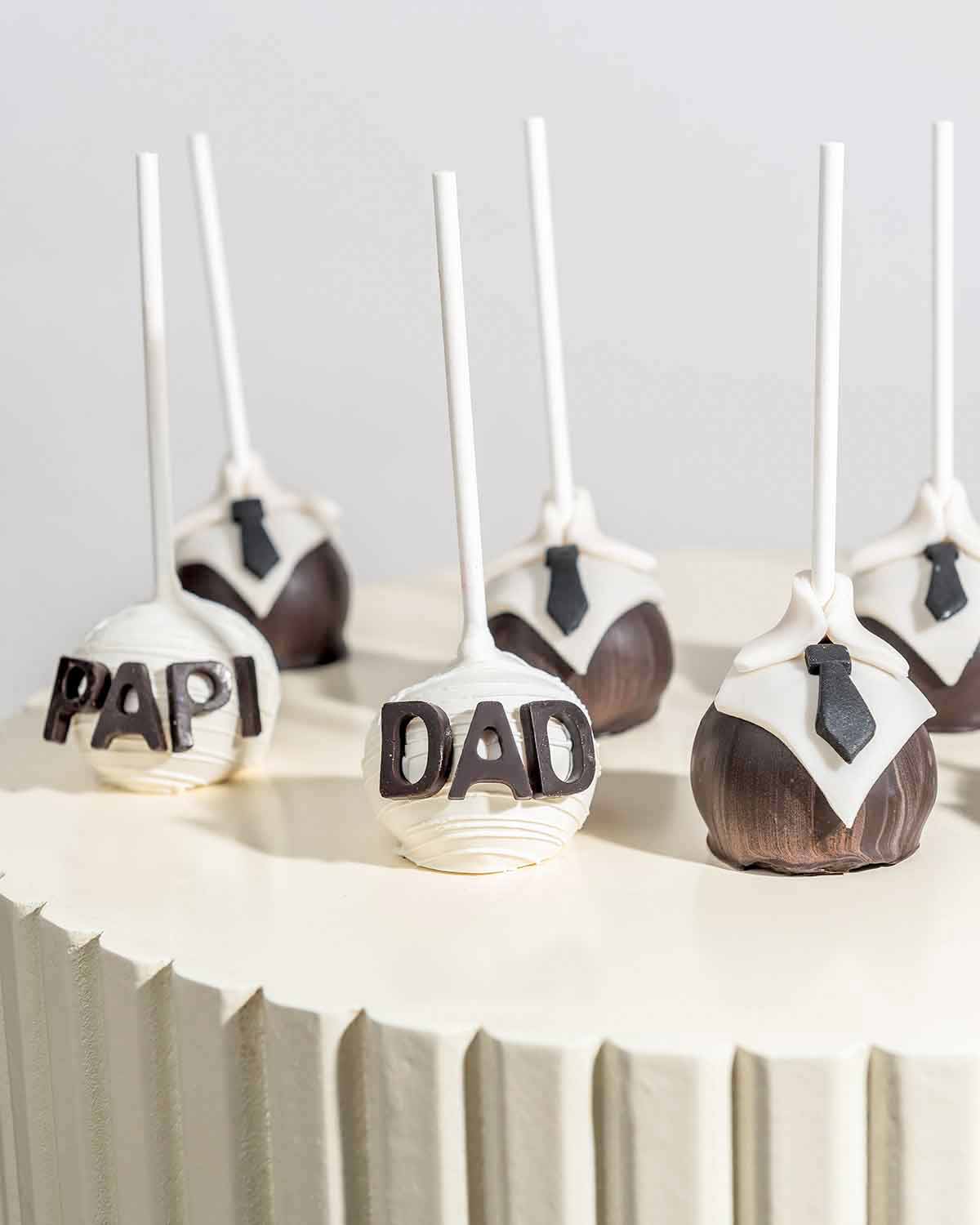 Dad POPS PAPA PAPI Cake PopsChocolate & ConfectioneryYour Gift Contains:• 9 x Father's Day theme cake pops• Flavors available: Chocolate/Vanilla/Red Velvet• Chocolate Weight: 450gms approx. • Box Size: 16x16x20cmHandling and Storage • Keep away from direc