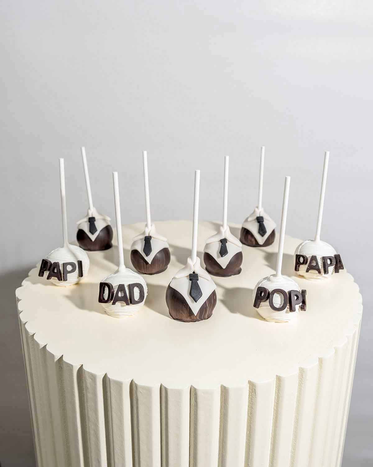 Dad POPS PAPA PAPI Cake PopsChocolate & ConfectioneryYour Gift Contains:• 9 x Father's Day theme cake pops• Flavors available: Chocolate/Vanilla/Red Velvet• Chocolate Weight: 450gms approx. • Box Size: 16x16x20cmHandling and Storage • Keep away from direc