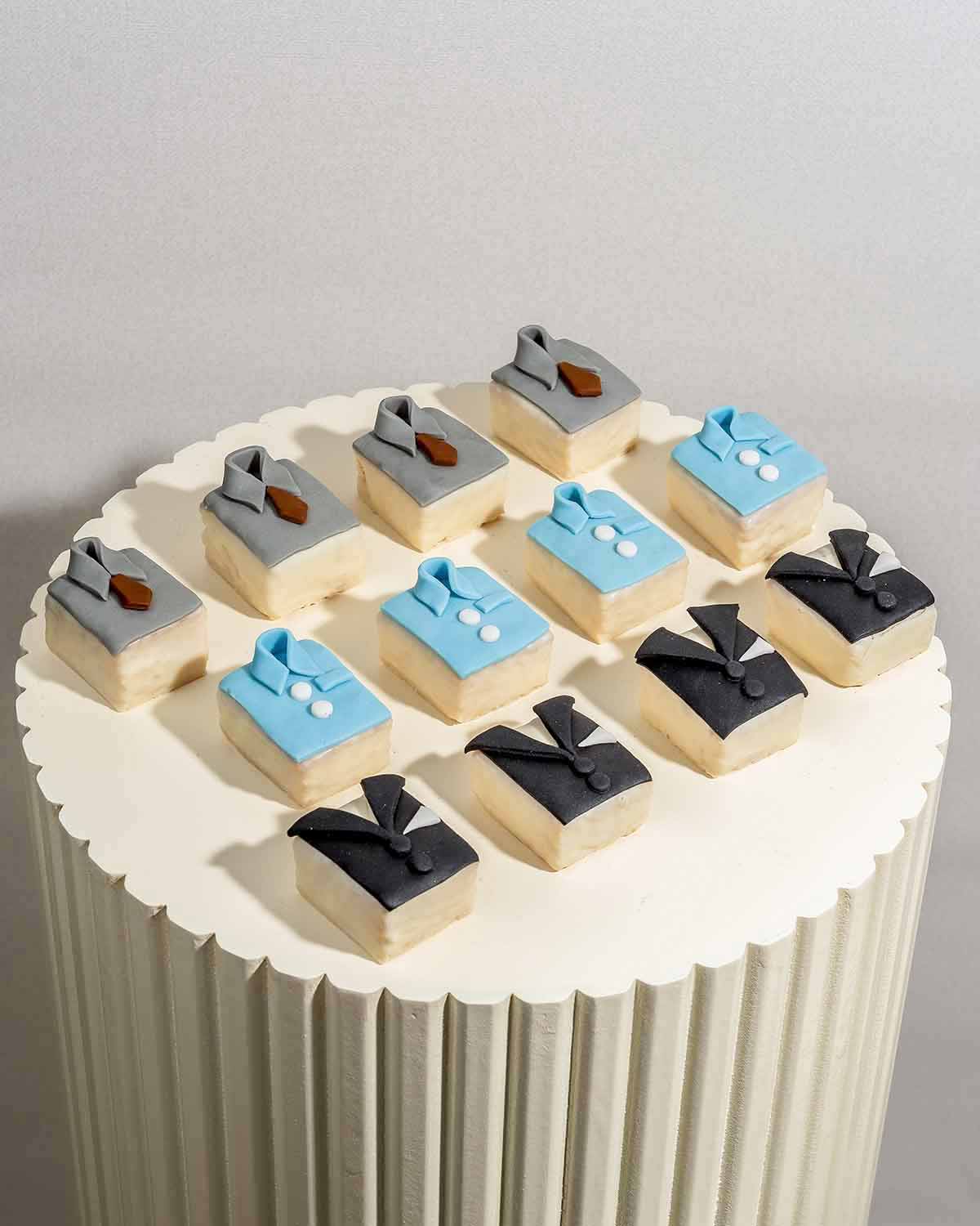 Fathers Day Cake Bites 24Chocolate & ConfectioneryYour Gift Contains:• 12 x bite size cakes in Father's Day theme• Cake Flavors: Chocolate/Vanilla/Red Velvet• Box Size: 24x18x4cm• Chocolate Weight: 500gm approx.Handling and Storage • Keep away from direct
