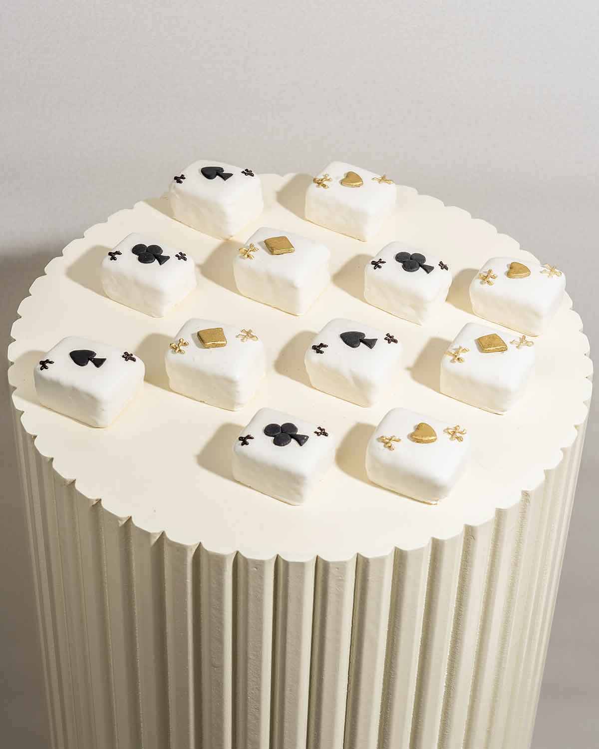 Poker Theme Cake BitesChocolate & ConfectioneryYour Gift Contains:• 12 x Poker theme cake bites• Cake Flavors: Chocolate/Vanilla/Red Velvet• Box Size: 24x18x4cm• Chocolate Weight: 500gm approx. Handling and Storage • Keep away from direct heat and sunligh