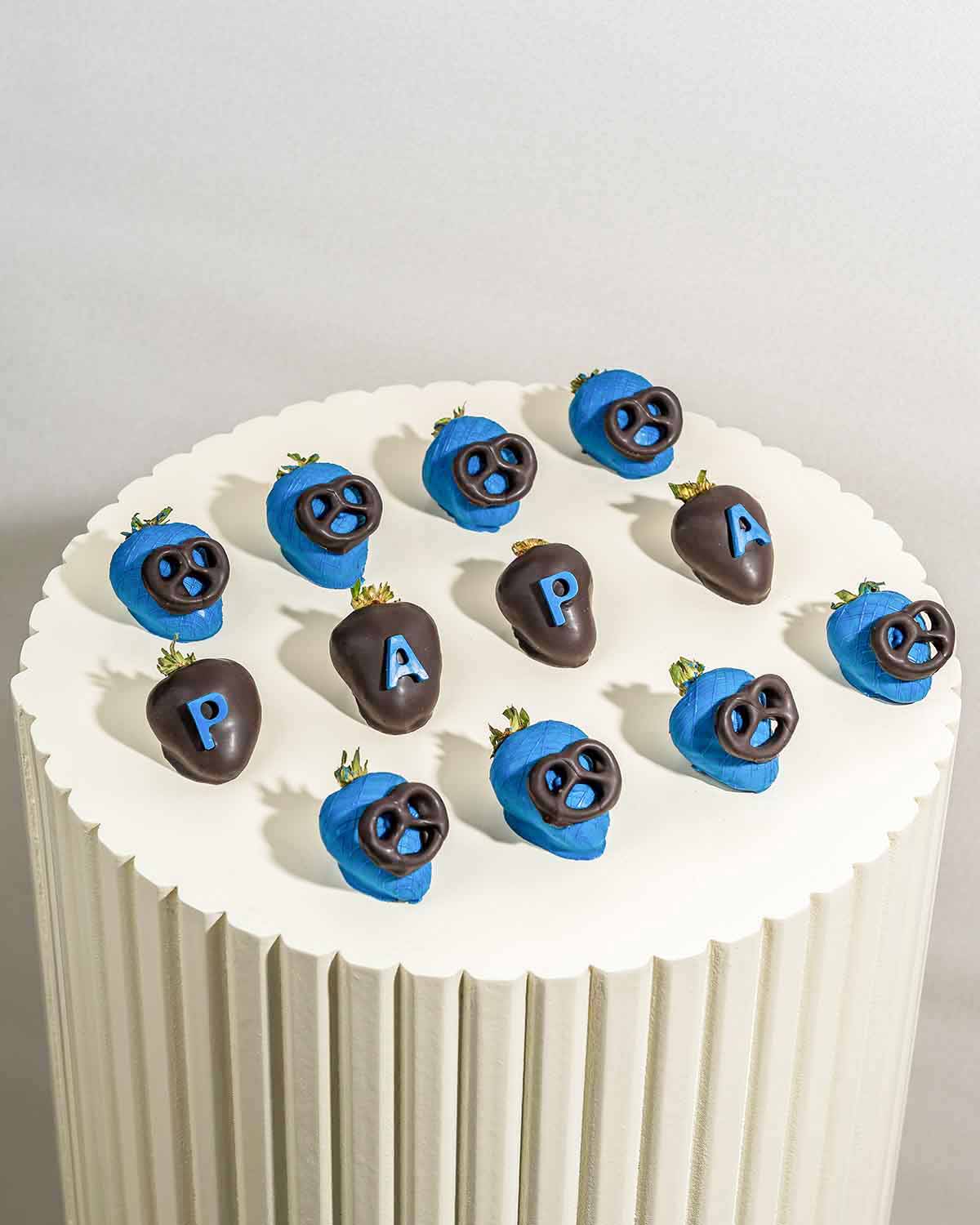 Fathers Day 12 Chocolate StrawberriesChocolate & ConfectioneryYour Gift Contains:• 12x Dark and Color chocolate covered strawberries • 8 chocolate covered pretzels • Box Size:24x18x4cmHandling and Storage • Keep away from direct heat and sunlight• Best st