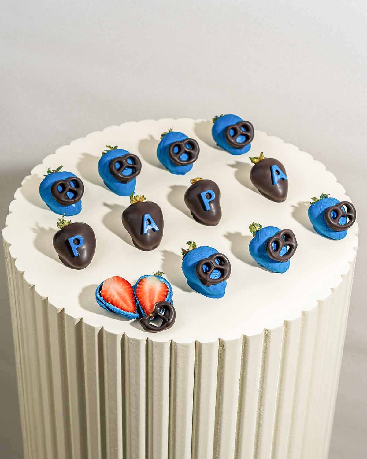 Fathers Day 12 Chocolate StrawberriesChocolate & ConfectioneryYour Gift Contains:• 12x Dark and Color chocolate covered strawberries • 8 chocolate covered pretzels • Box Size:24x18x4cmHandling and Storage • Keep away from direct heat and sunlight• Best st