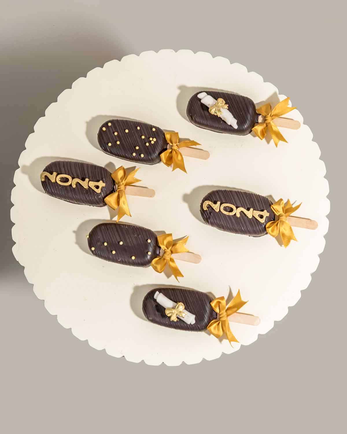 Graduation Cakesicles 2024 by NJDChocolate & ConfectioneryYour Gift Contains:• 6 x Cakesicles• Graduation Theme, Customizable text• Flavors available: Chocolate/Vanilla/Red Velvet• Chocolate Weight: 360g approx.• Box Size: 35x14.5x4cmHandling and Storage