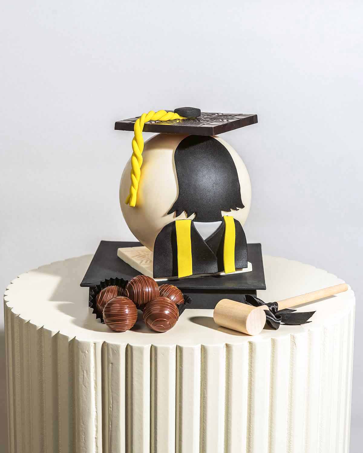 Graduation Theme Smash Ball GiftChocolate & ConfectioneryYour Gift Contains:• Graduation them smashable ball made with White chocolate• 10 assorted Milk Chocolate Truffles • Flavors: Pistachio, Hazelnut, Speculoos, Peanut Butter and Roche (more flavors av
