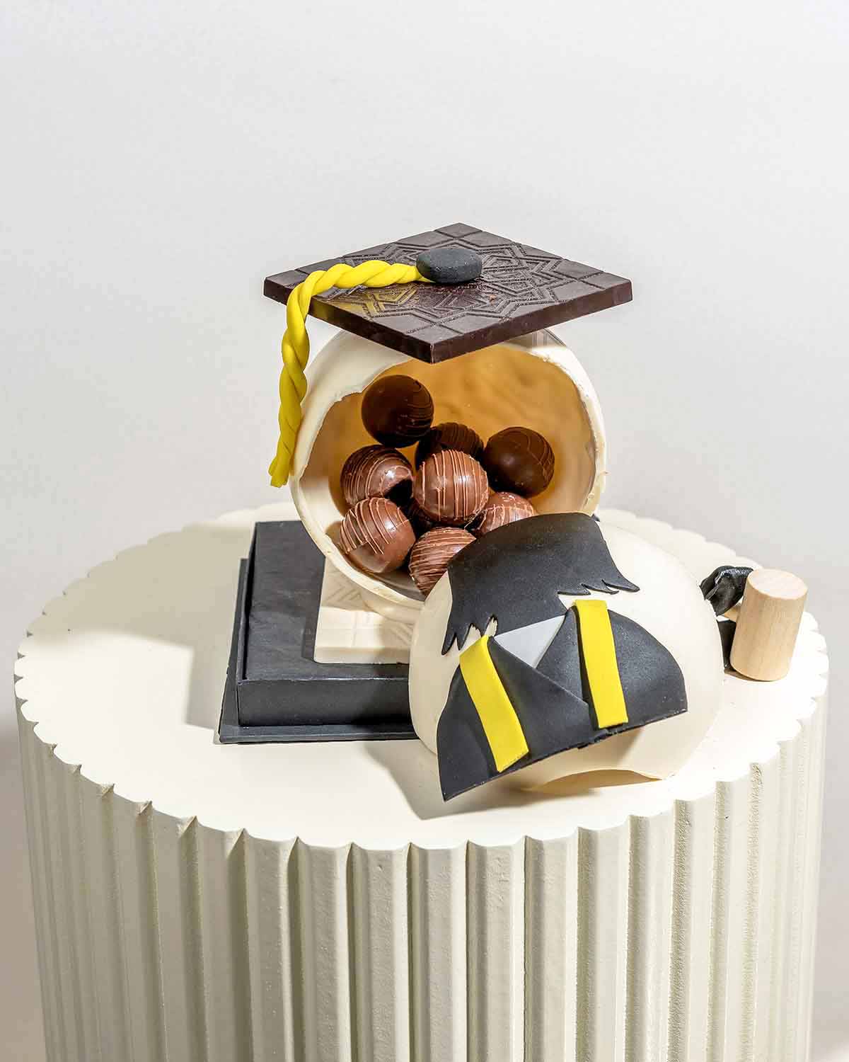 Graduation Theme Smash Ball GiftChocolate & ConfectioneryYour Gift Contains:• Graduation them smashable ball made with White chocolate• 10 assorted Milk Chocolate Truffles • Flavors: Pistachio, Hazelnut, Speculoos, Peanut Butter and Roche (more flavors av