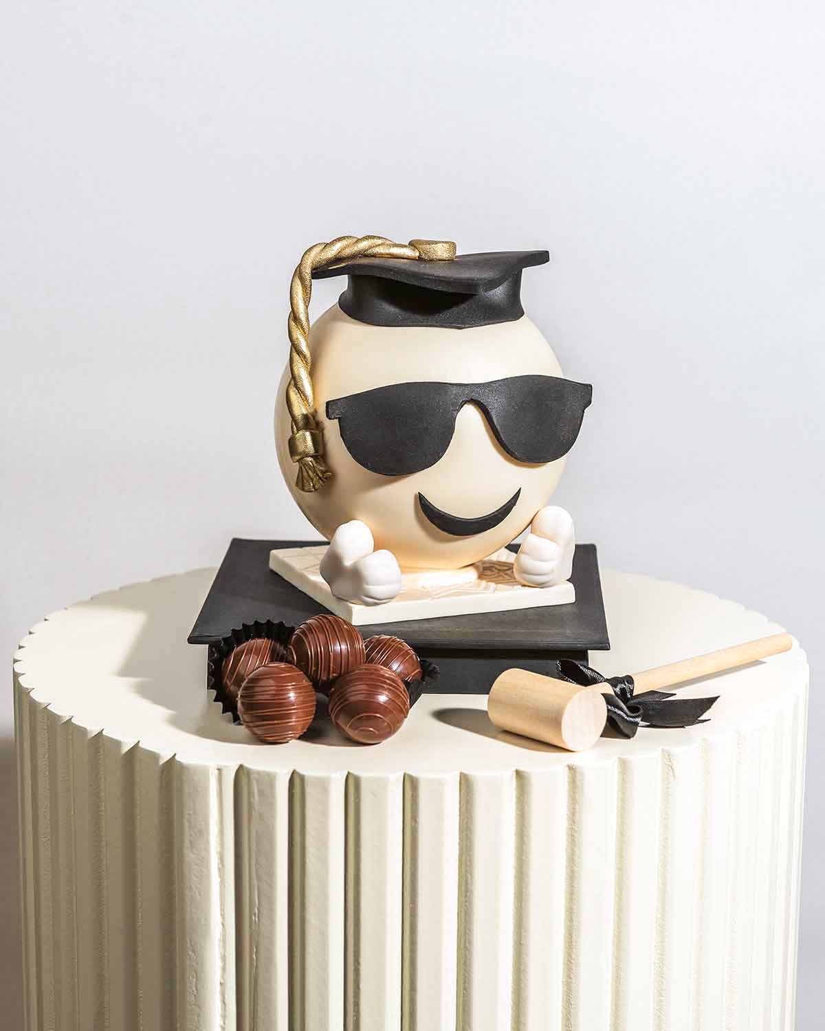 Graduation Theme Smash Ball for himChocolate & ConfectioneryYour Gift Contains:• Graduation them smashable ball made with White chocolate• 10 assorted Milk Chocolate Truffles • Flavors: Pistachio, Hazelnut, Speculoos, Peanut Butter and Roche (more flavors