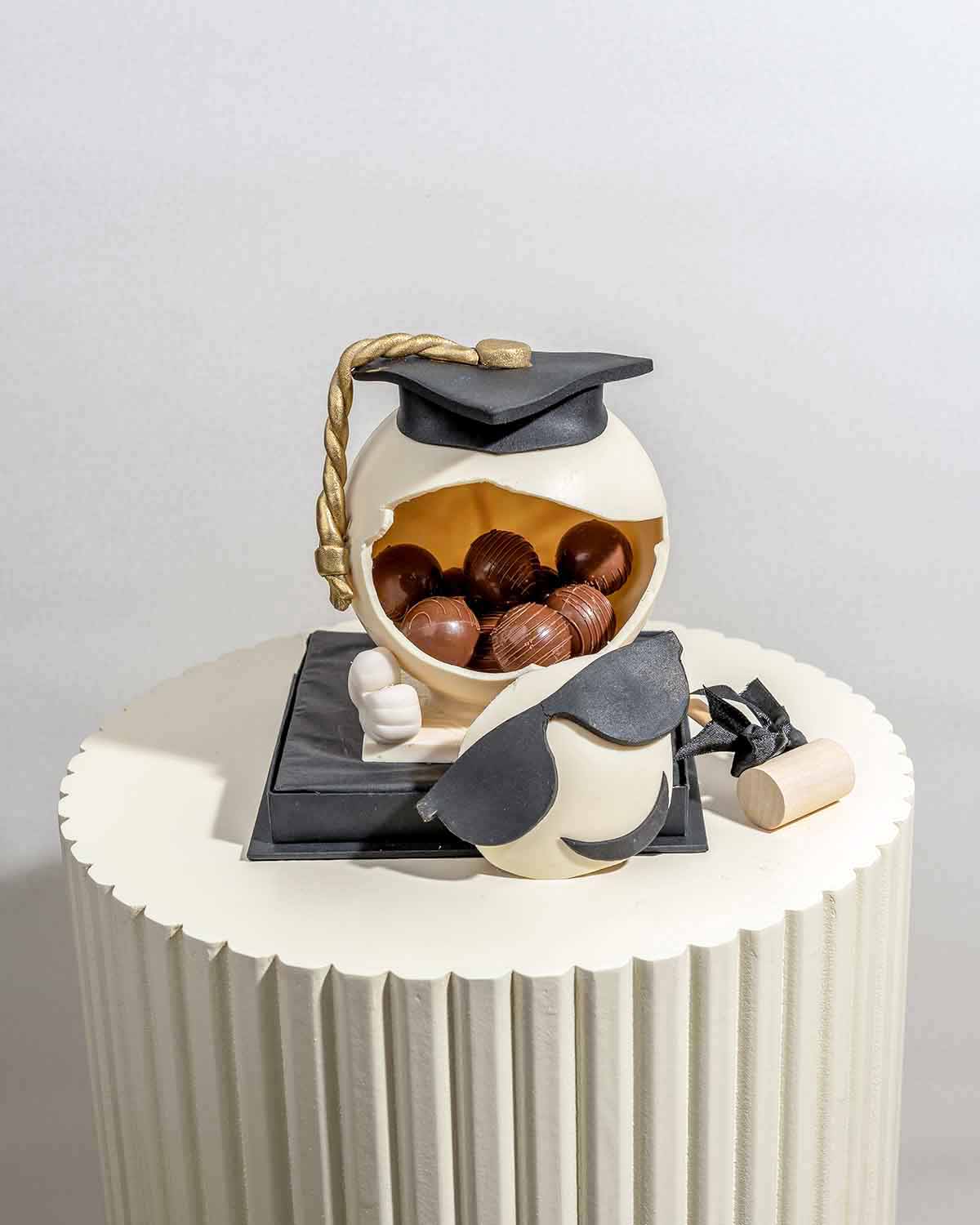 Graduation Theme Smash Ball for himChocolate & ConfectioneryYour Gift Contains:• Graduation them smashable ball made with White chocolate• 10 assorted Milk Chocolate Truffles • Flavors: Pistachio, Hazelnut, Speculoos, Peanut Butter and Roche (more flavors