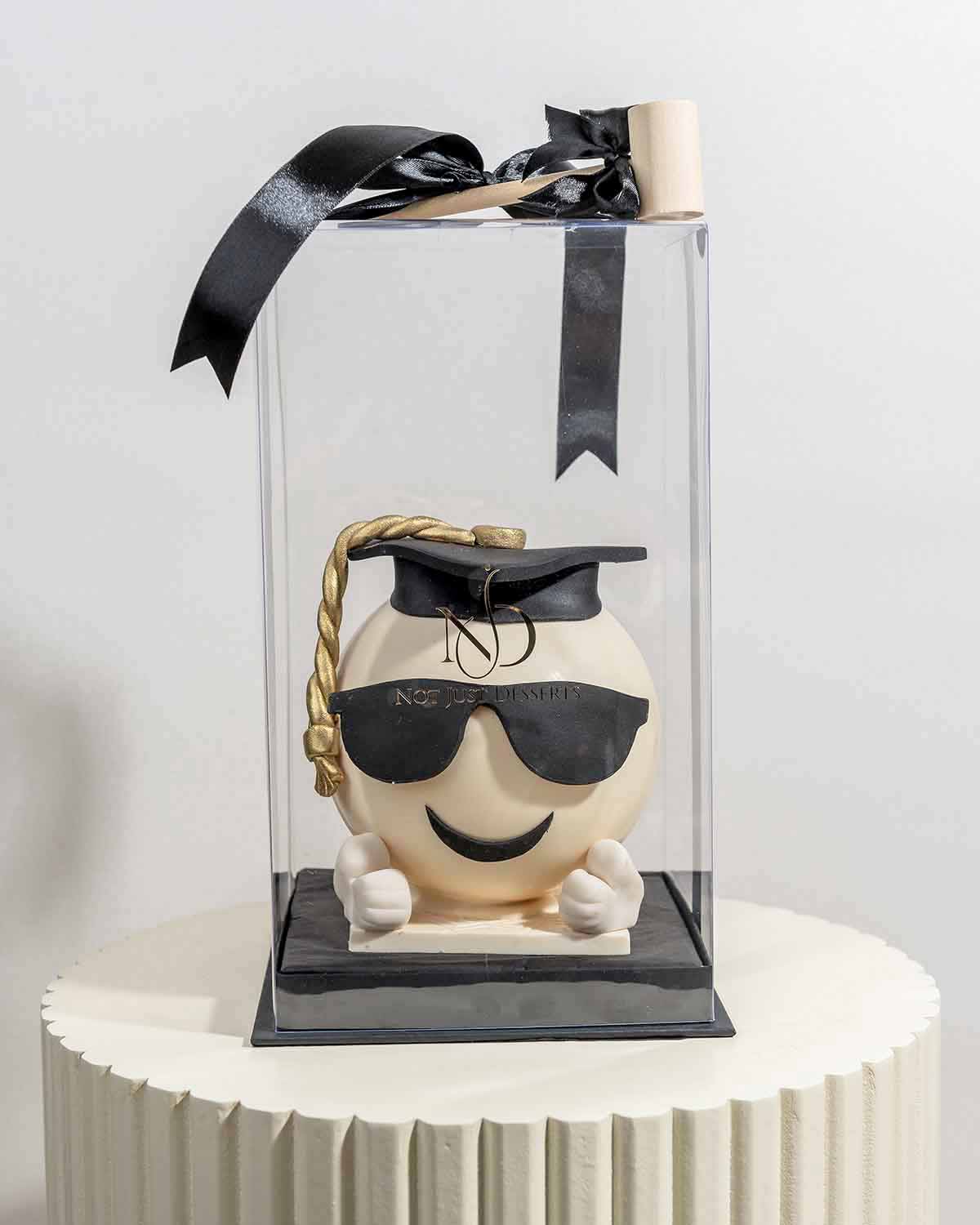 Graduation Theme Smash Ball for himChocolate & ConfectioneryYour Gift Contains:• Graduation them smashable ball made with White chocolate• 10 assorted Milk Chocolate Truffles • Flavors: Pistachio, Hazelnut, Speculoos, Peanut Butter and Roche (more flavors