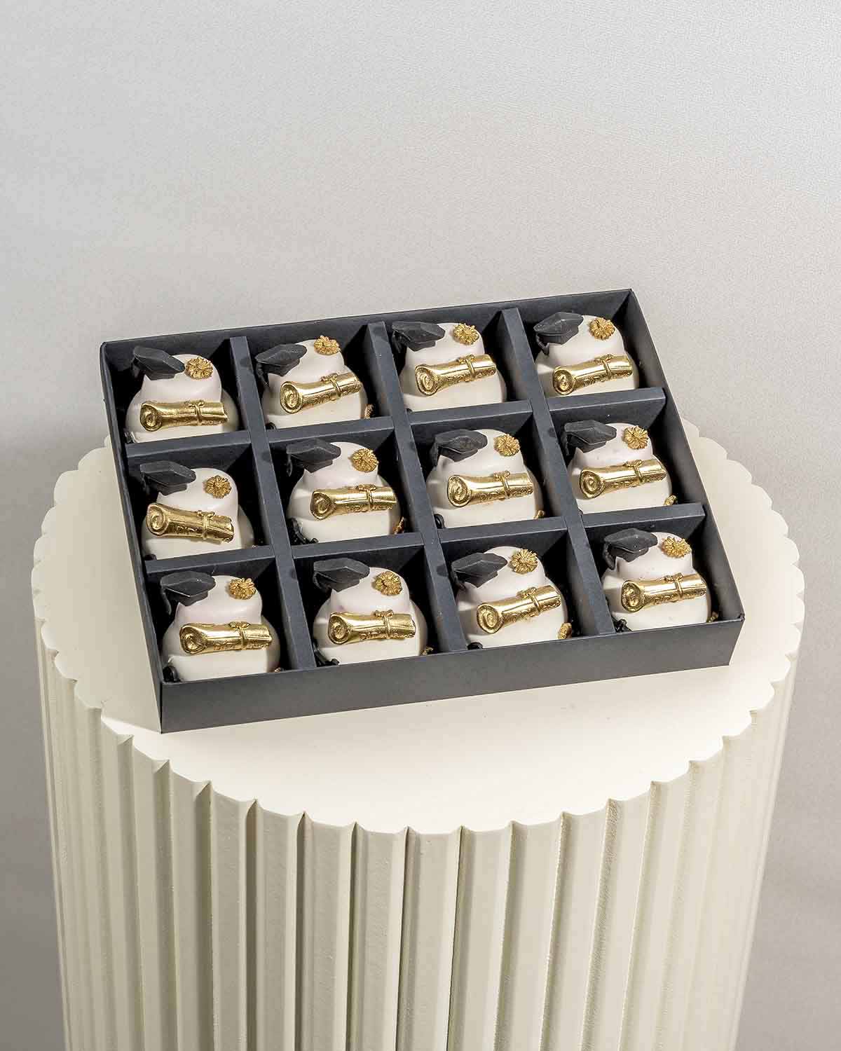 Chocolate and Oreos Combination by NJDChocolate & ConfectioneryYour Gift Contains:• 12pcs graduation day theme chocolate covered Oreos• Box Size: 24x18x4cm• Chocolate Weight: 460gHandling and Storage • Keep away from direct heat and sunlight• Best stored