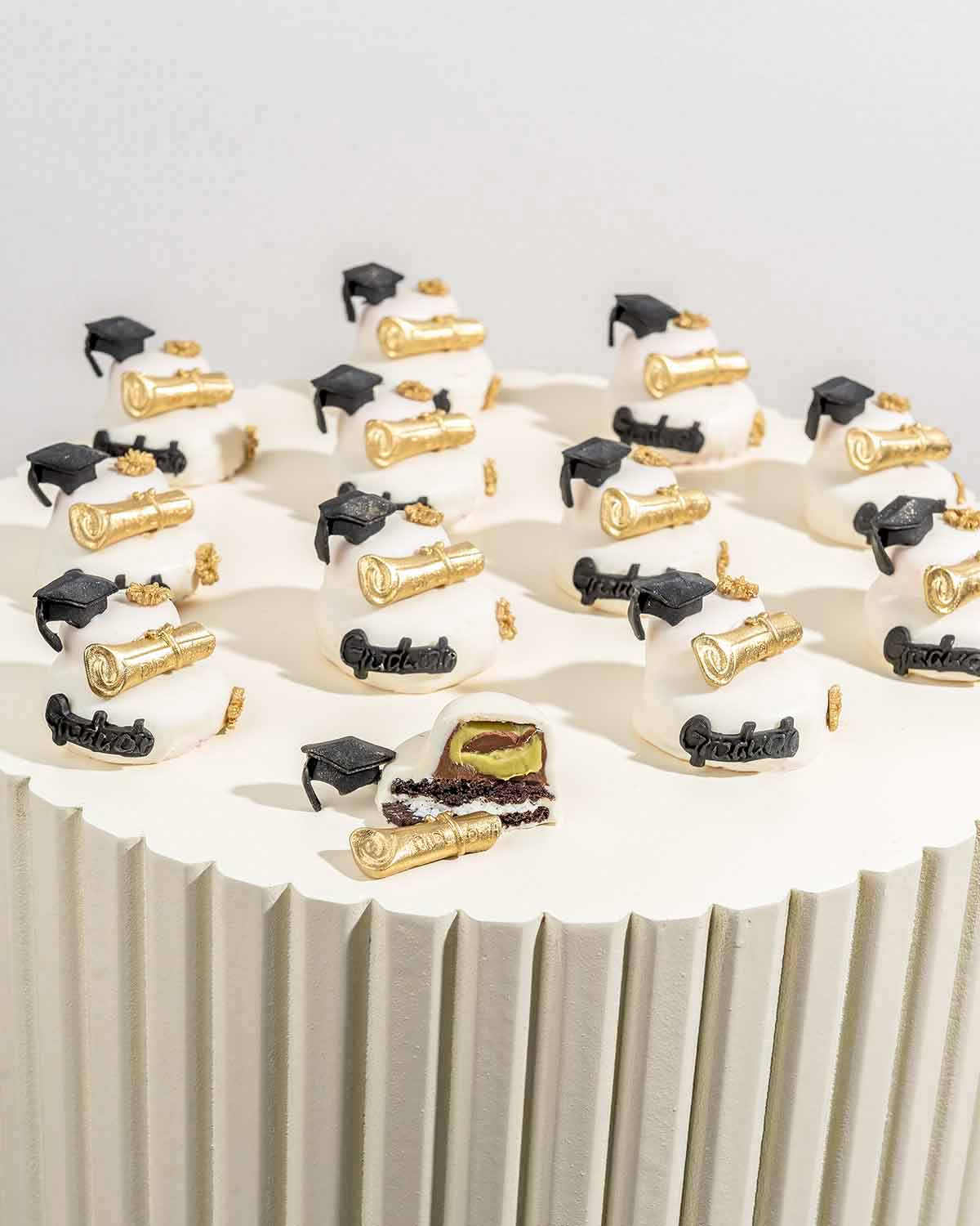 Chocolate and Oreos Combination by NJDChocolate & ConfectioneryYour Gift Contains:• 12pcs graduation day theme chocolate covered Oreos• Box Size: 24x18x4cm• Chocolate Weight: 460gHandling and Storage • Keep away from direct heat and sunlight• Best stored