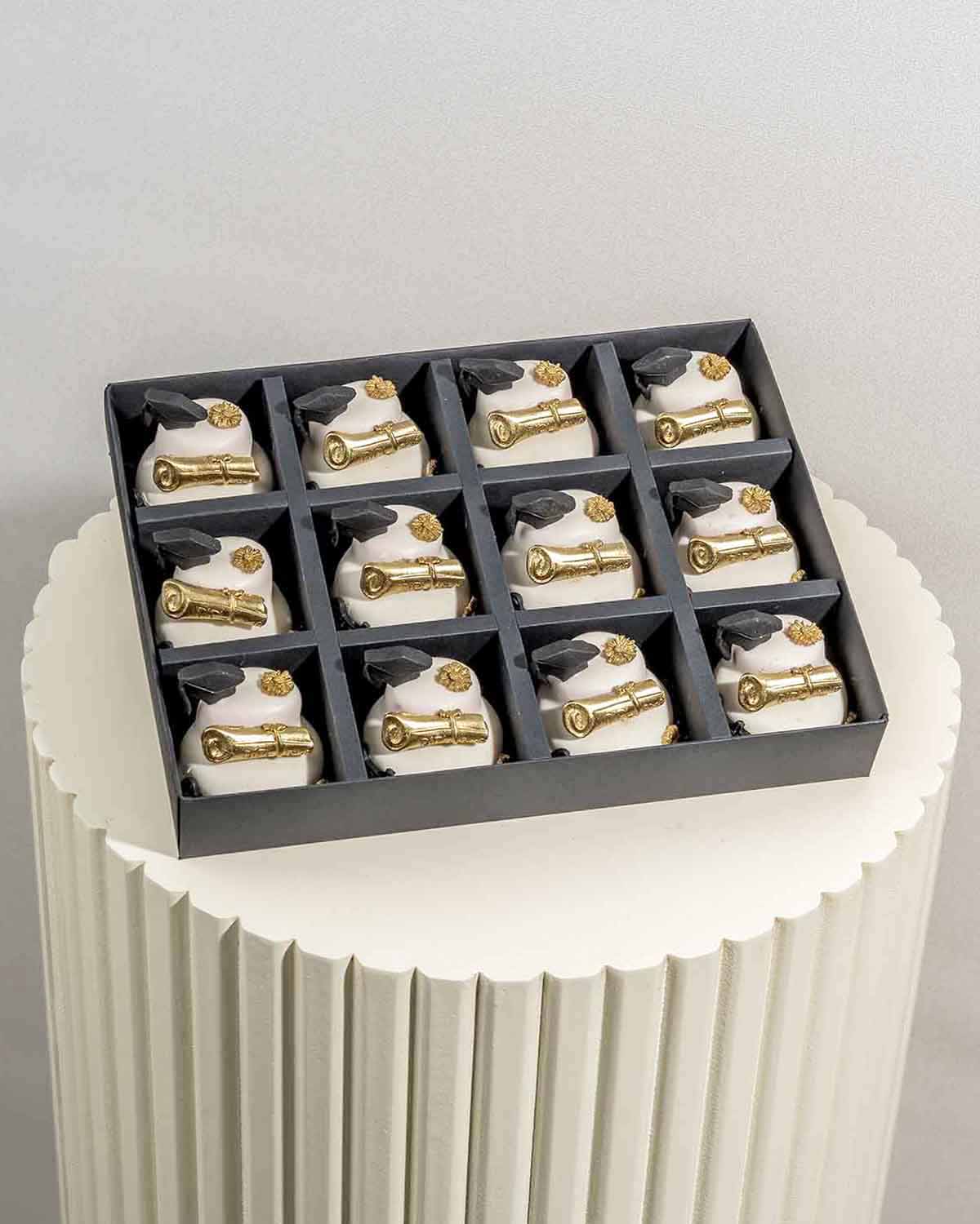 Chocolate and Oreos Combination by NJDChocolate & ConfectioneryYour Gift Contains:• 12pcs graduation day theme chocolate covered Oreos• Box Size: 24x18x4cm• Chocolate Weight: 460gHandling and Storage • Keep away from direct heat and sunlight• Best stored