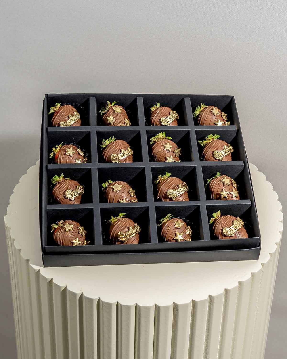 Graduation theme 16 Strawberries by NJDChocolate & ConfectioneryYour Gift Contains:• 16 x Milk Chocolate covered strawberries in Graduation theme• Customizable text • Box Size:24x18x4cmHandling and Storage • Keep away from direct heat and sunlight• Best s