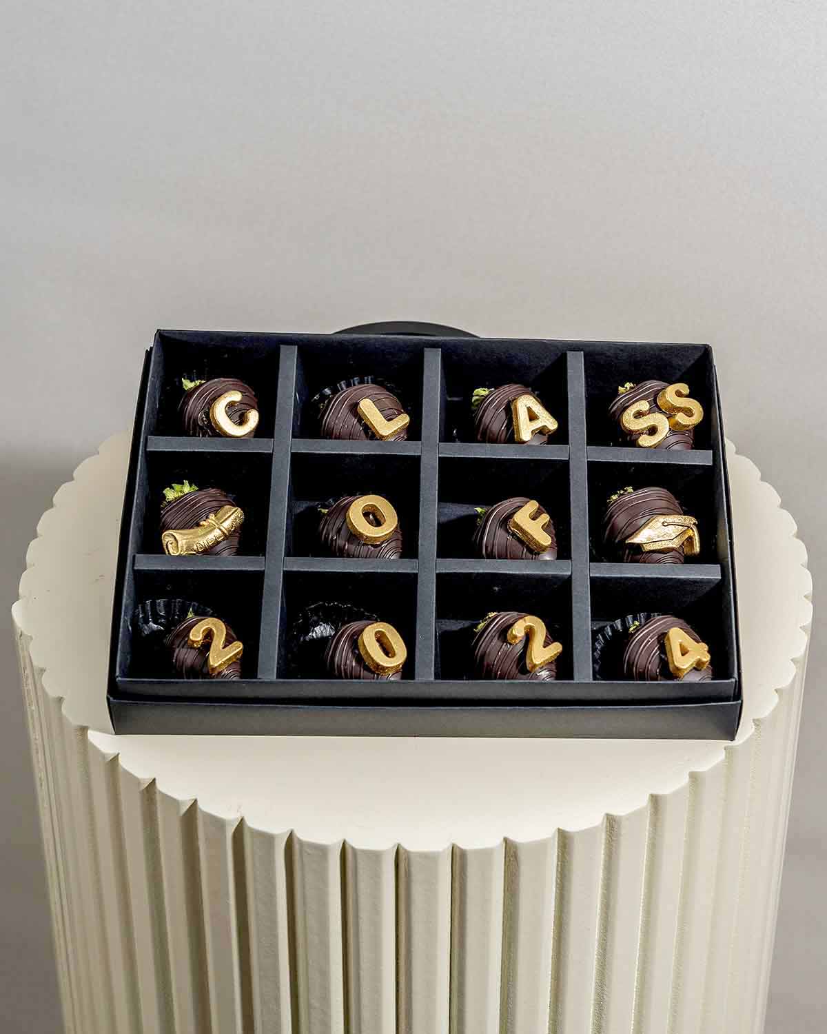 Graduation theme 12 Strawberries by NJDChocolate & ConfectioneryYour Gift Contains:• 12 x Dark Chocolate covered strawberries in Graduation theme• Customizable text • Box Size:24x18x4cmHandling and Storage • Keep away from direct heat and sunlight• Best s