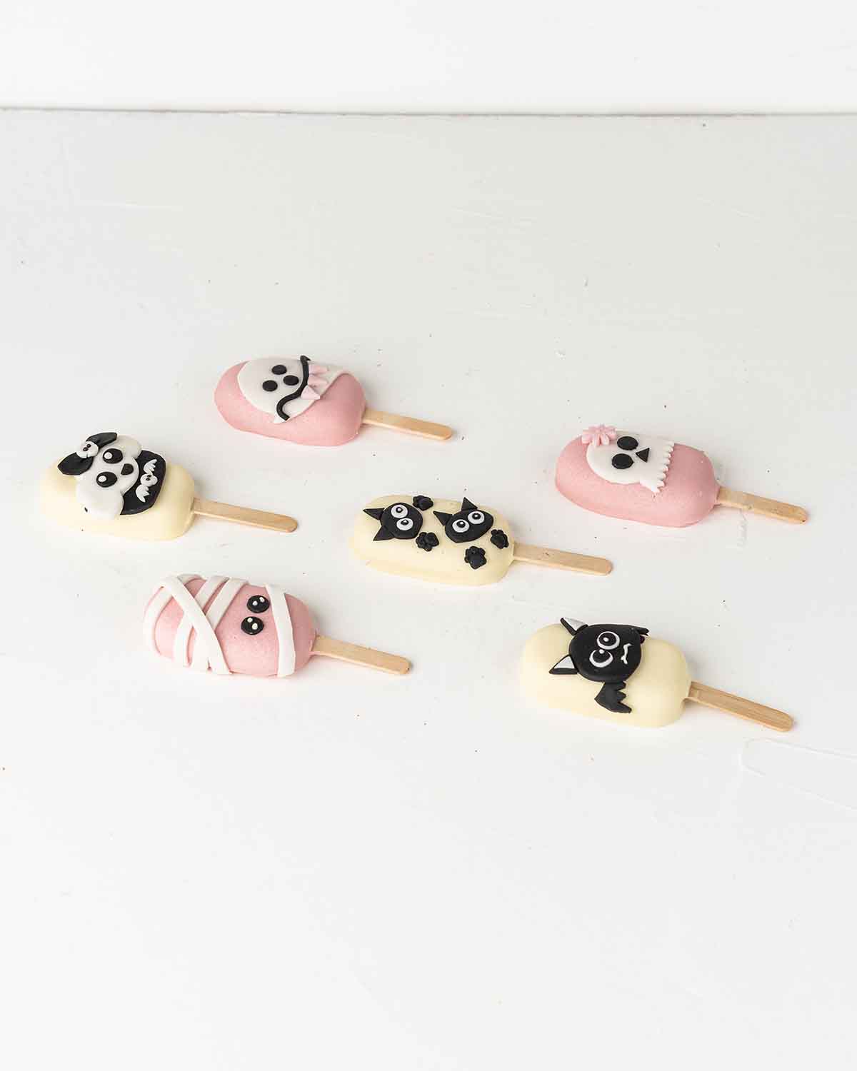 Pink and White Halloween CakesiclesChocolate & ConfectioneryYour Gift Contains:• 6 Halloween theme Cakesicles• Flavor: Chocolate/Vanilla/Red Velvet• Box Size: 35×14.5x4cmHandling and Storage • Keep away from direct heat and sunlight• Best stored between 1