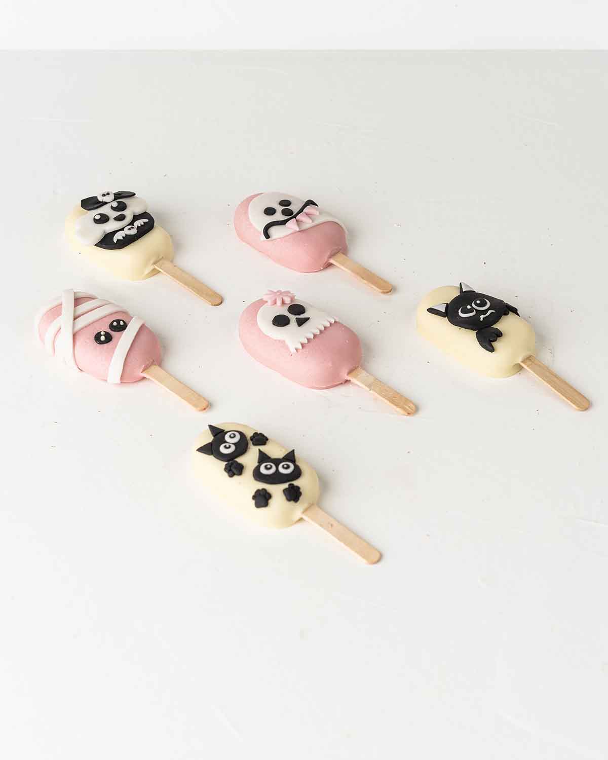 Pink and White Halloween CakesiclesChocolate & ConfectioneryYour Gift Contains:• 6 Halloween theme Cakesicles• Flavor: Chocolate/Vanilla/Red Velvet• Box Size: 35×14.5x4cmHandling and Storage • Keep away from direct heat and sunlight• Best stored between 1
