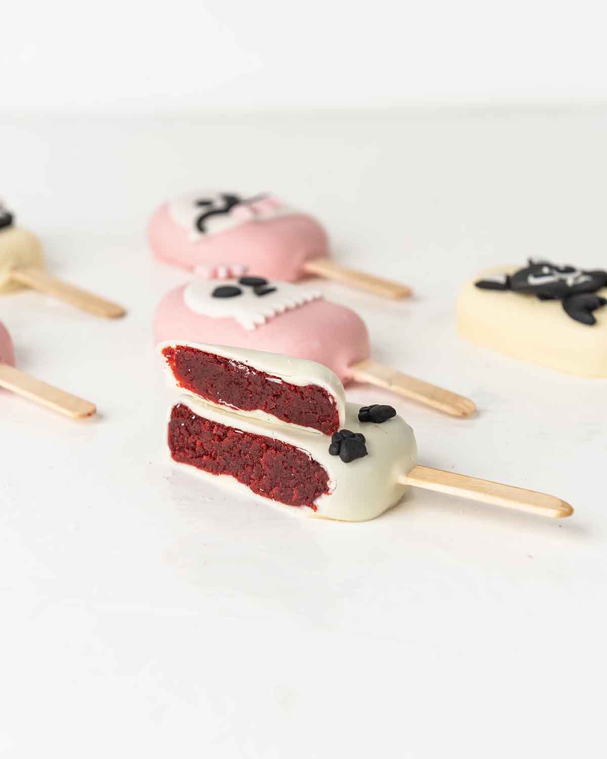 Pink and White Halloween CakesiclesChocolate & ConfectioneryYour Gift Contains:• 6 Halloween theme Cakesicles• Flavor: Chocolate/Vanilla/Red Velvet• Box Size: 35×14.5x4cmHandling and Storage • Keep away from direct heat and sunlight• Best stored between 1
