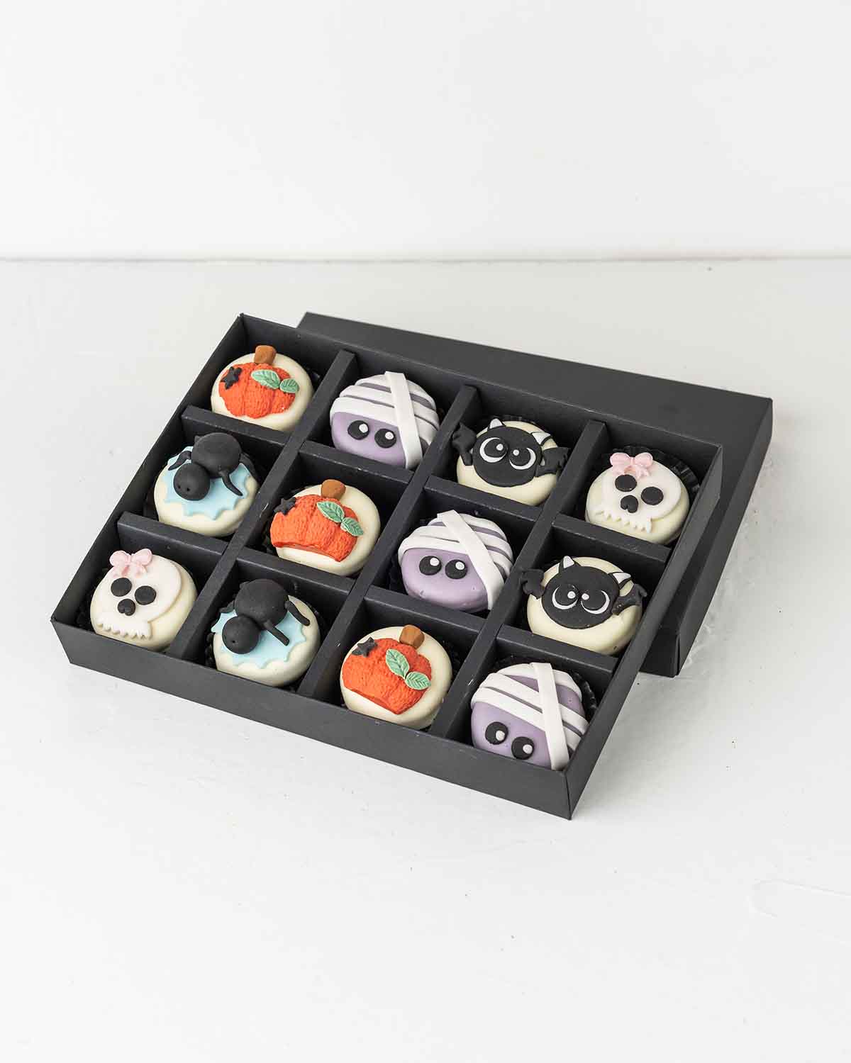 Halloween'24 Oreo CollectionChocolate & ConfectioneryYour Gift Contains:• 12 x Halloween theme white Chocolate Covered Oreos• Box Size: 24x18x4cmHandling and Storage • Keep away from direct heat and sunlight• Best stored between 12-18 °C• Not suitable for