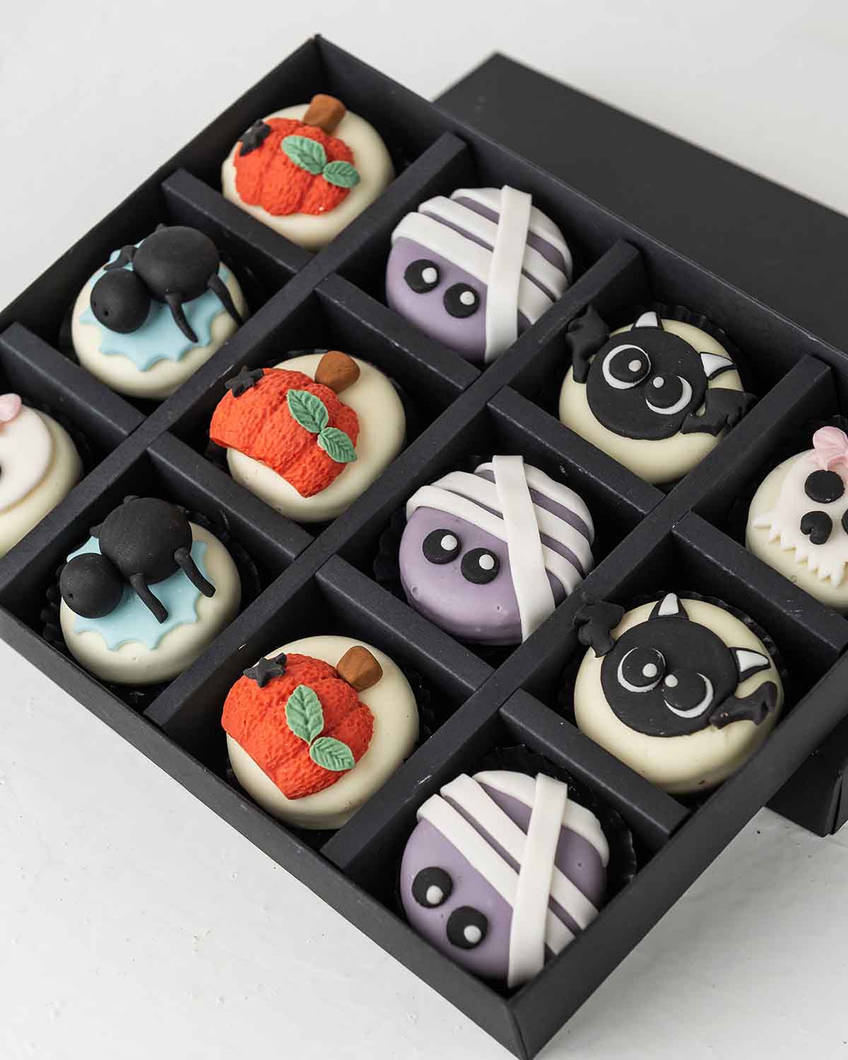 Halloween'24 Oreo CollectionChocolate & ConfectioneryYour Gift Contains:• 12 x Halloween theme white Chocolate Covered Oreos• Box Size: 24x18x4cmHandling and Storage • Keep away from direct heat and sunlight• Best stored between 12-18 °C• Not suitable for