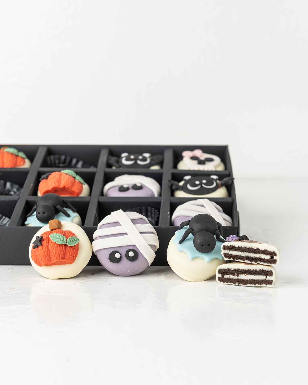 Halloween'24 Oreo CollectionChocolate & ConfectioneryYour Gift Contains:• 12 x Halloween theme white Chocolate Covered Oreos• Box Size: 24x18x4cmHandling and Storage • Keep away from direct heat and sunlight• Best stored between 12-18 °C• Not suitable for
