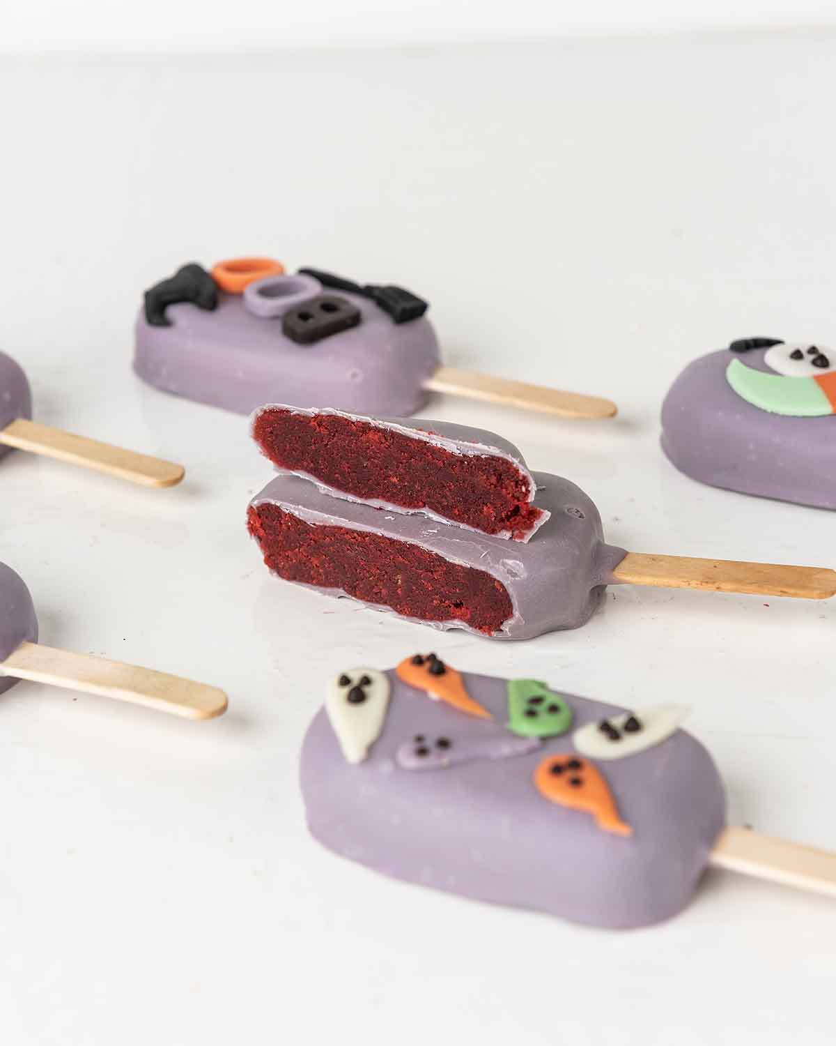 Purple Spooky CakesiclesChocolate & ConfectioneryYour Gift Contains:• 6 Halloween theme Cakesicles• Flavor: Chocolate/Vanilla/Red Velvet• Box Size: 35×14.5x4cmHandling and Storage • Keep away from direct heat and sunlight• Best stored between 12-18 °C• No