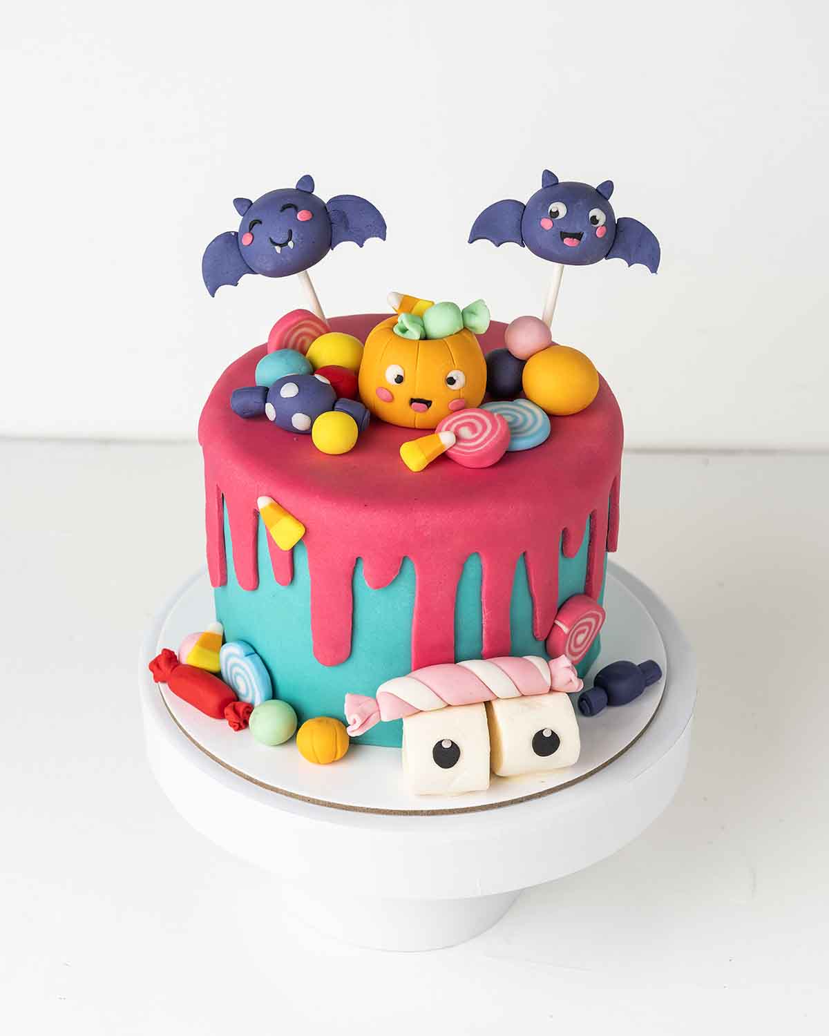 Cute Colorful Spooky CakeChocolate & ConfectioneryYour Gift Contains:• 1kg Halloween Theme Cake• Flavor: Chocolate/Vanilla/Red Velvet• Cake Size: 15x15x13cm• Box Size: 21x21x25Handling and Storage • Keep away from direct heat and sunlight• Best stored bet