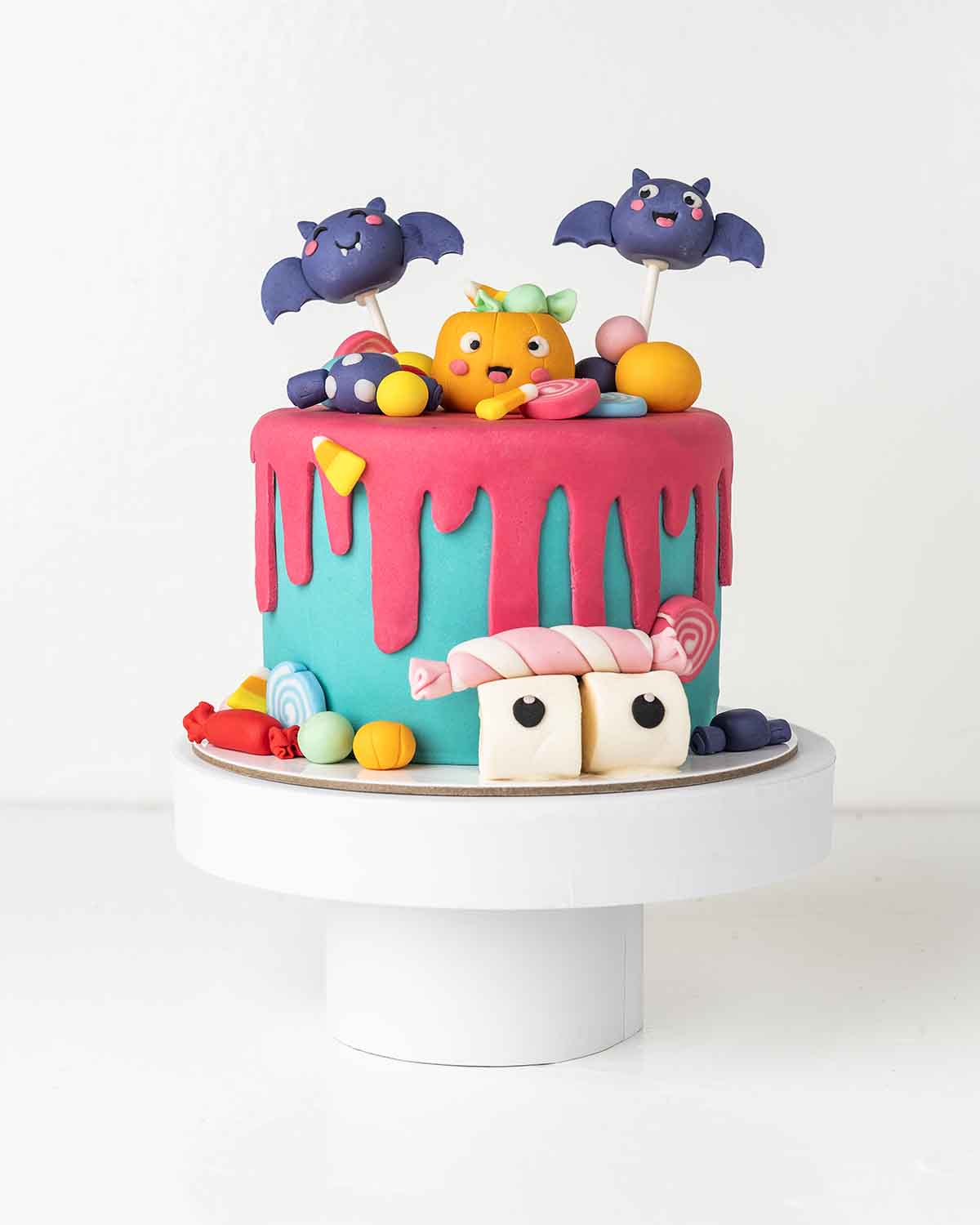 Cute Colorful Spooky CakeChocolate & ConfectioneryYour Gift Contains:• 1kg Halloween Theme Cake• Flavor: Chocolate/Vanilla/Red Velvet• Cake Size: 15x15x13cm• Box Size: 21x21x25Handling and Storage • Keep away from direct heat and sunlight• Best stored bet