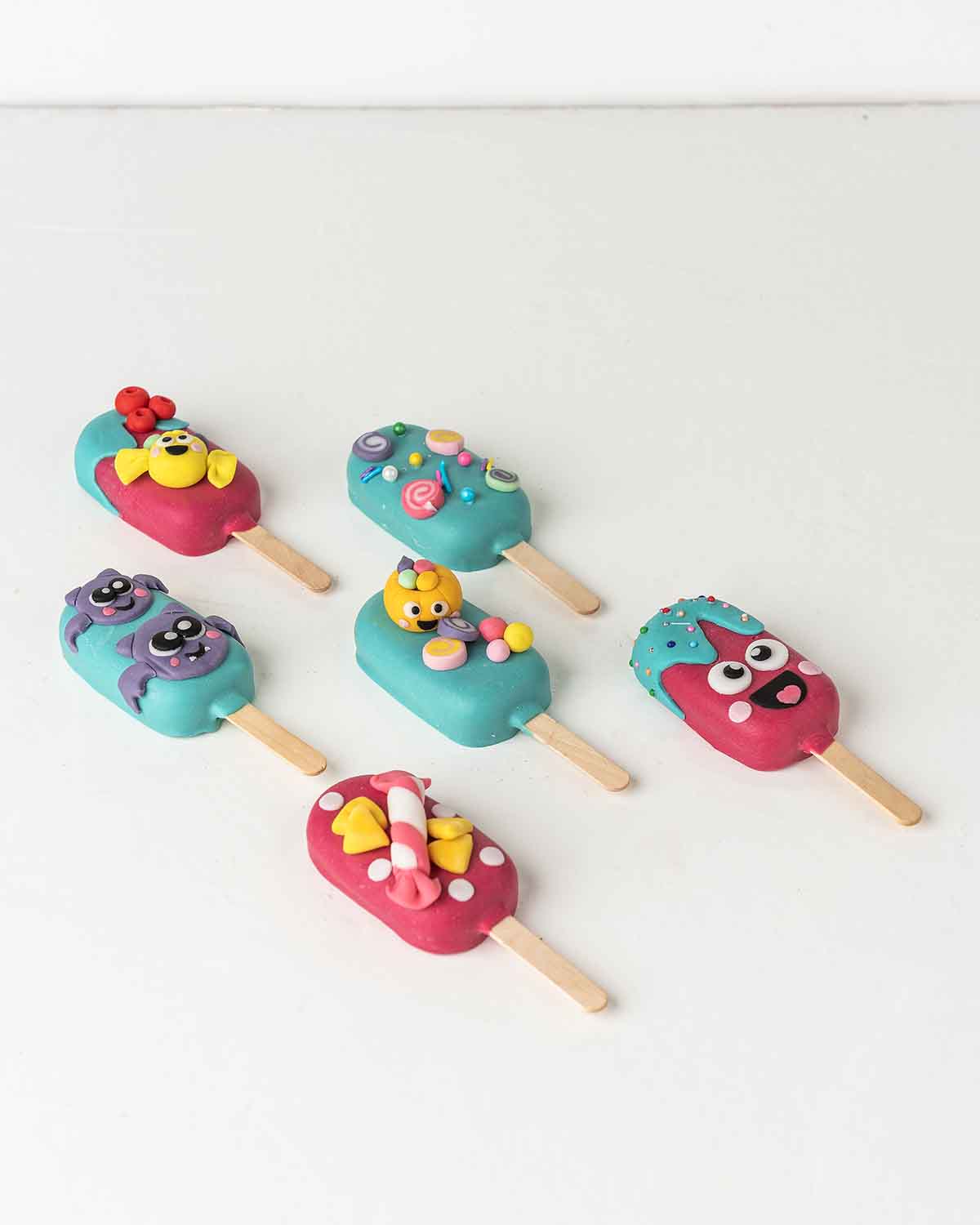 Cute Colorful Spooky CakesiclesChocolate & ConfectioneryYour Gift Contains:• 6 Halloween theme Cakesicles• Flavor: Chocolate/Vanilla/Red Velvet• Box Size: 35×14.5x4cmHandling and Storage • Keep away from direct heat and sunlight• Best stored between 12-18