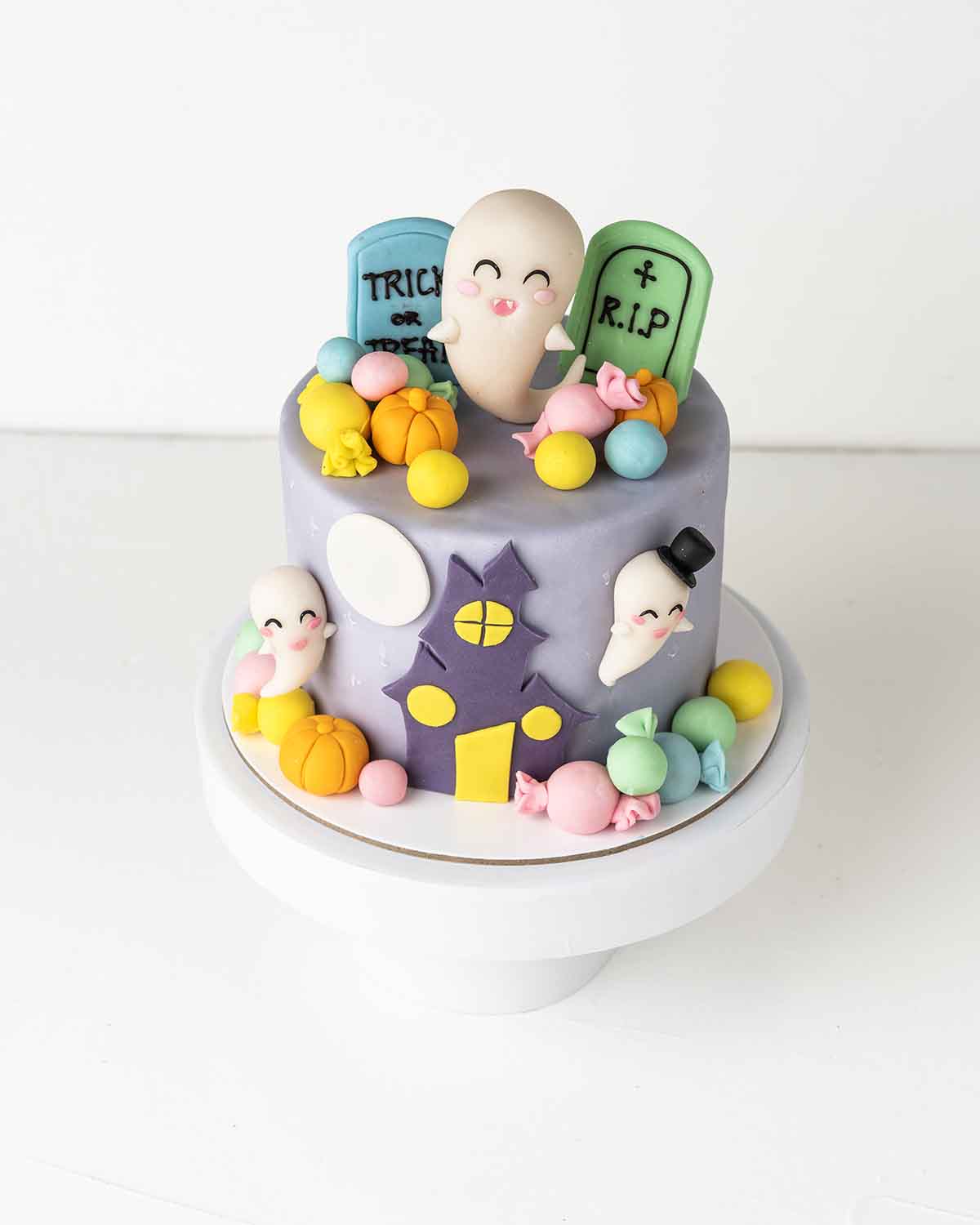 Halloween RIP CakeChocolate & ConfectioneryYour Gift Contains:• 1kg Halloween Theme Cake• Flavor: Chocolate/Vanilla/Red Velvet• Cake Size: 15x15x17cm• Box Size: 21x21x25Handling and Storage • Keep away from direct heat and sunlight• Best stored between 12