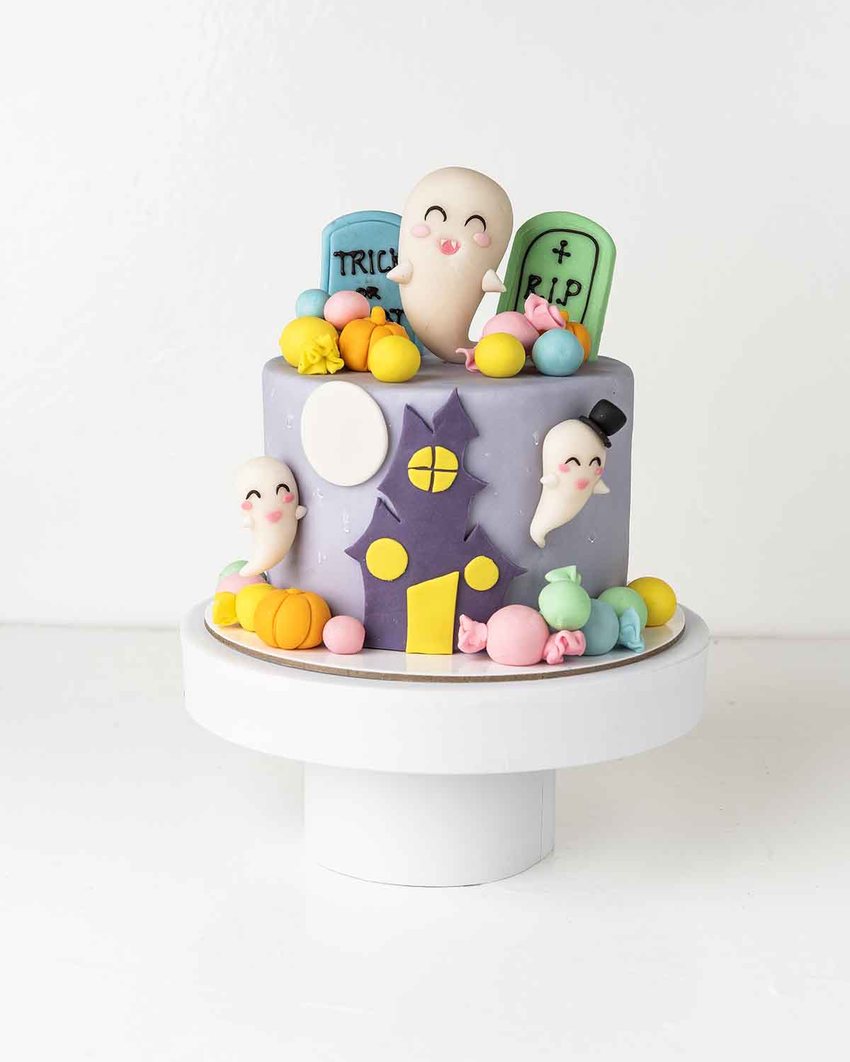 Halloween RIP CakeChocolate & ConfectioneryYour Gift Contains:• 1kg Halloween Theme Cake• Flavor: Chocolate/Vanilla/Red Velvet• Cake Size: 15x15x17cm• Box Size: 21x21x25Handling and Storage • Keep away from direct heat and sunlight• Best stored between 12