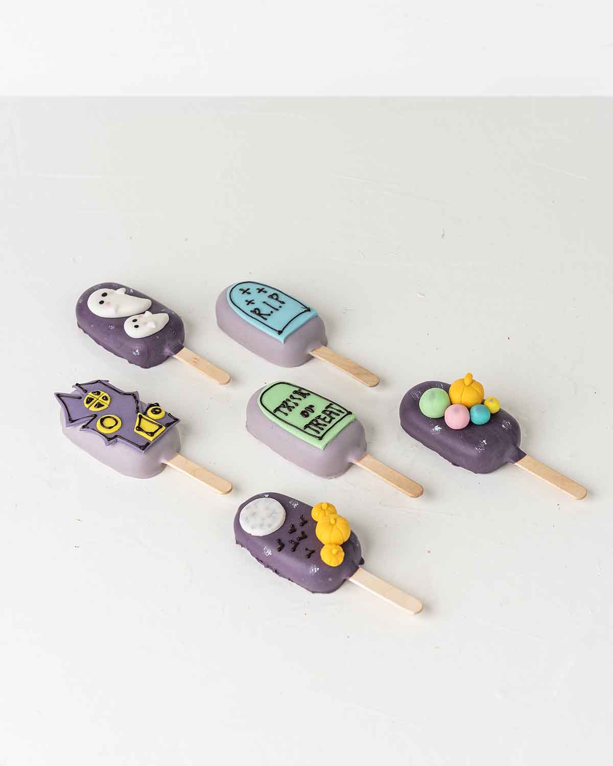 Halloween RIP CakesiclesChocolate & ConfectioneryYour Gift Contains:• 6 Halloween theme Cakesicles• Flavor: Chocolate/Vanilla/Red Velvet• Box Size: 35×14.5x4cmHandling and Storage • Keep away from direct heat and sunlight• Best stored between 12-18 °C• No