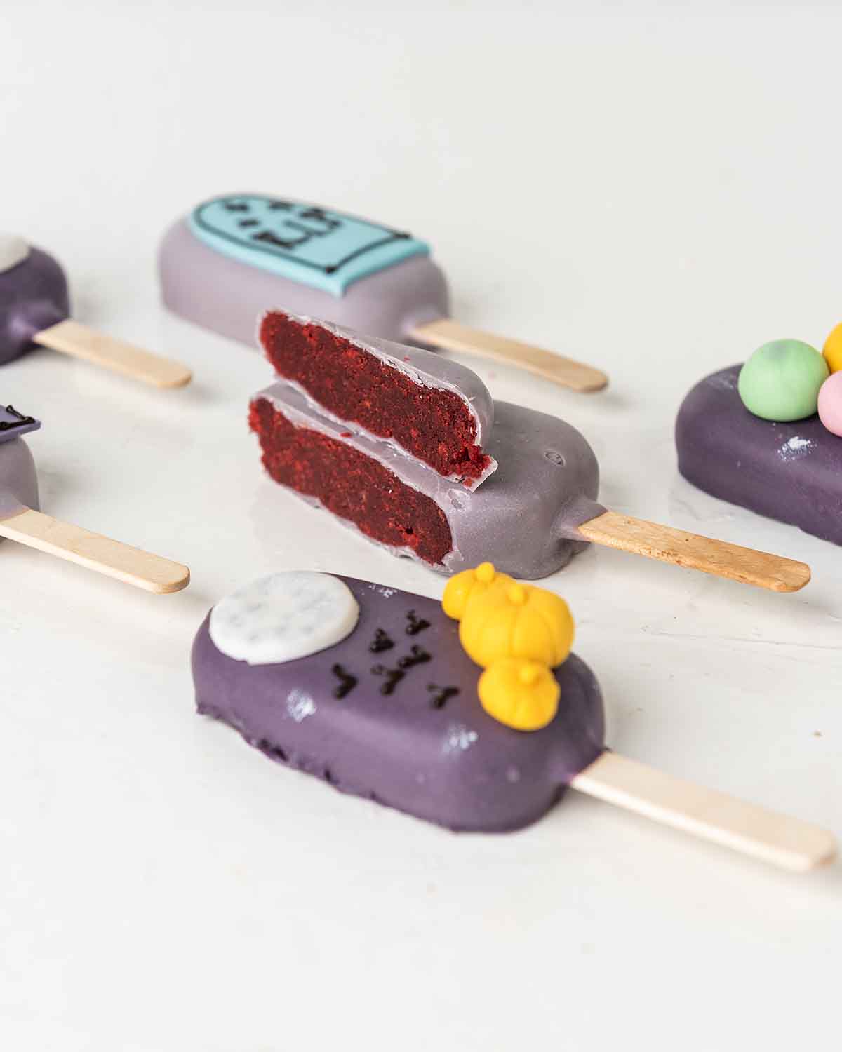 Halloween RIP CakesiclesChocolate & ConfectioneryYour Gift Contains:• 6 Halloween theme Cakesicles• Flavor: Chocolate/Vanilla/Red Velvet• Box Size: 35×14.5x4cmHandling and Storage • Keep away from direct heat and sunlight• Best stored between 12-18 °C• No