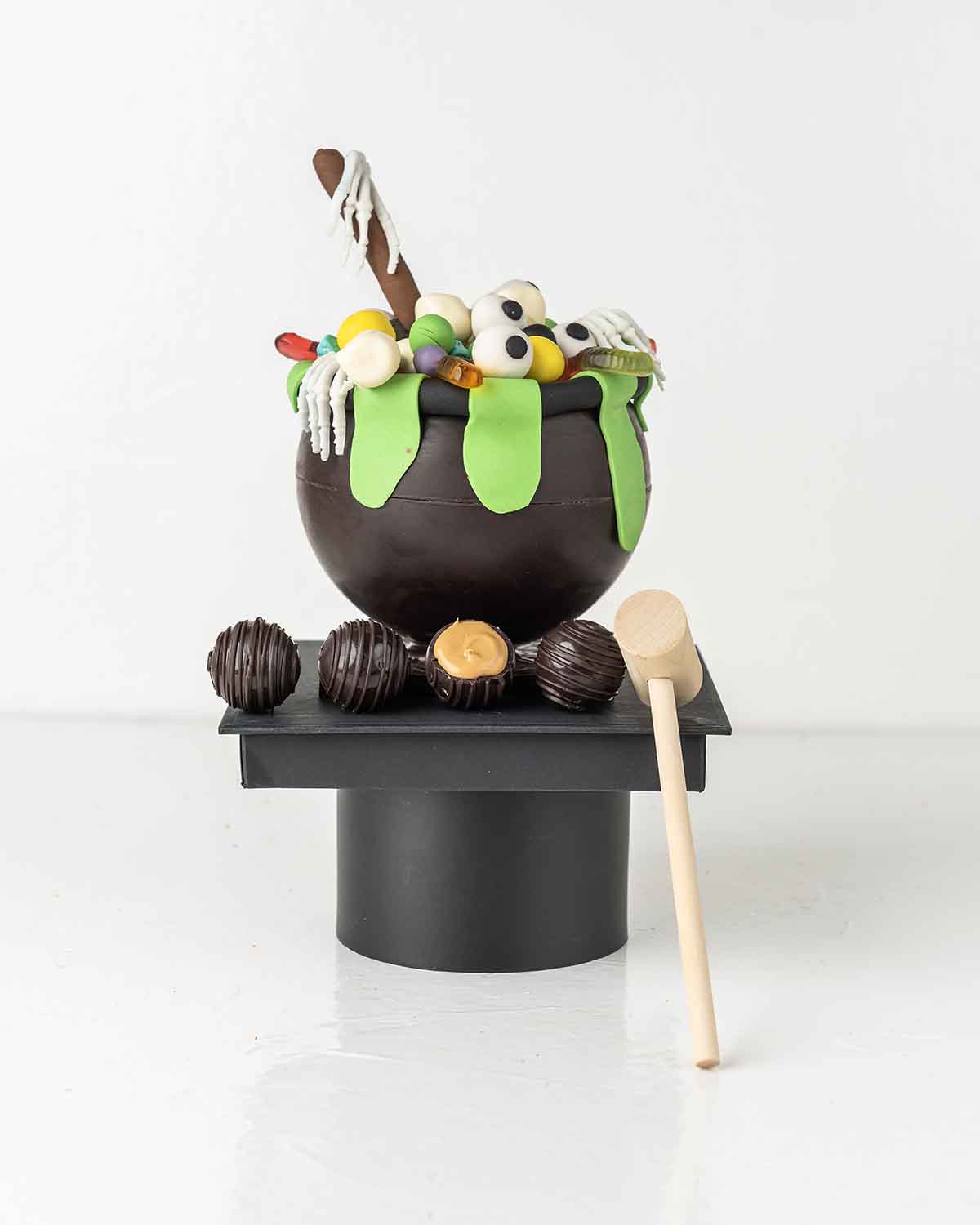 Smashable CauldronChocolate & ConfectioneryYour Gift Contains:• 3D Halloween Smash Ball • 10 Pcs Dark Chocolate Truffles filled in Pistachio, Hazelnut, Speculoos, Peanut Butter and Roche• 1x Hammer• Weight of Chocolate: 755g• Chocolate Size: 13x13x18cm• B
