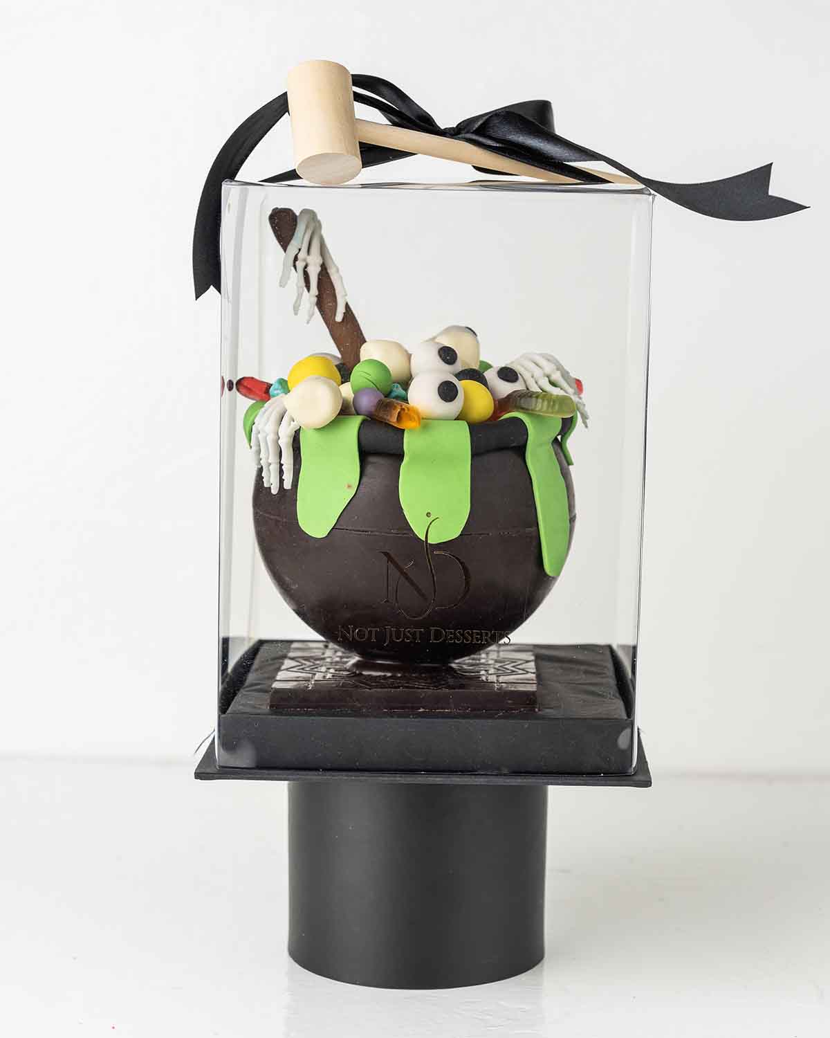 Smashable CauldronChocolate & ConfectioneryYour Gift Contains:• 3D Halloween Smash Ball • 10 Pcs Dark Chocolate Truffles filled in Pistachio, Hazelnut, Speculoos, Peanut Butter and Roche• 1x Hammer• Weight of Chocolate: 755g• Chocolate Size: 13x13x18cm• B