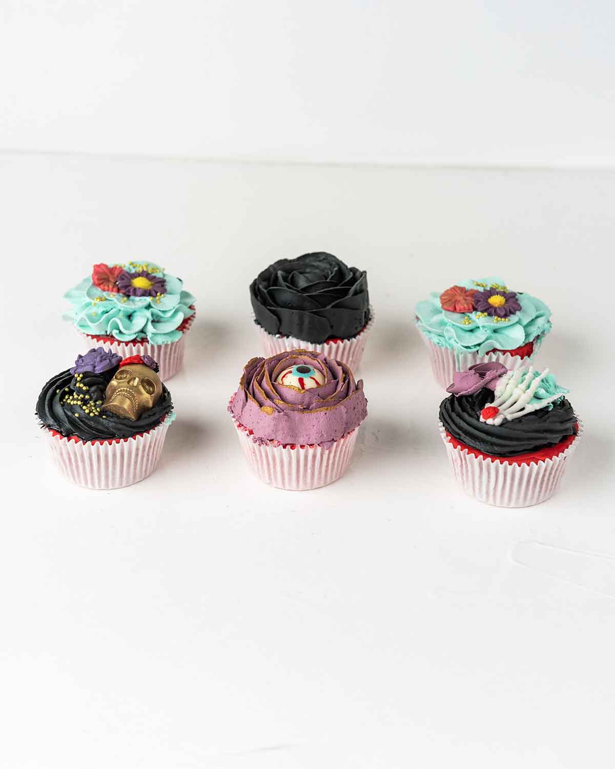 Skull and Eye CupcakesChocolate & ConfectioneryYour Gift Contains:• 6 Halloween Theme Cupcake• Flavor: Chocolate/Vanilla/Red Velvet• Box Size:24 x17x14cmHandling and Storage • Keep away from direct heat and sunlight• Best stored between 12-18 °C• Not suit