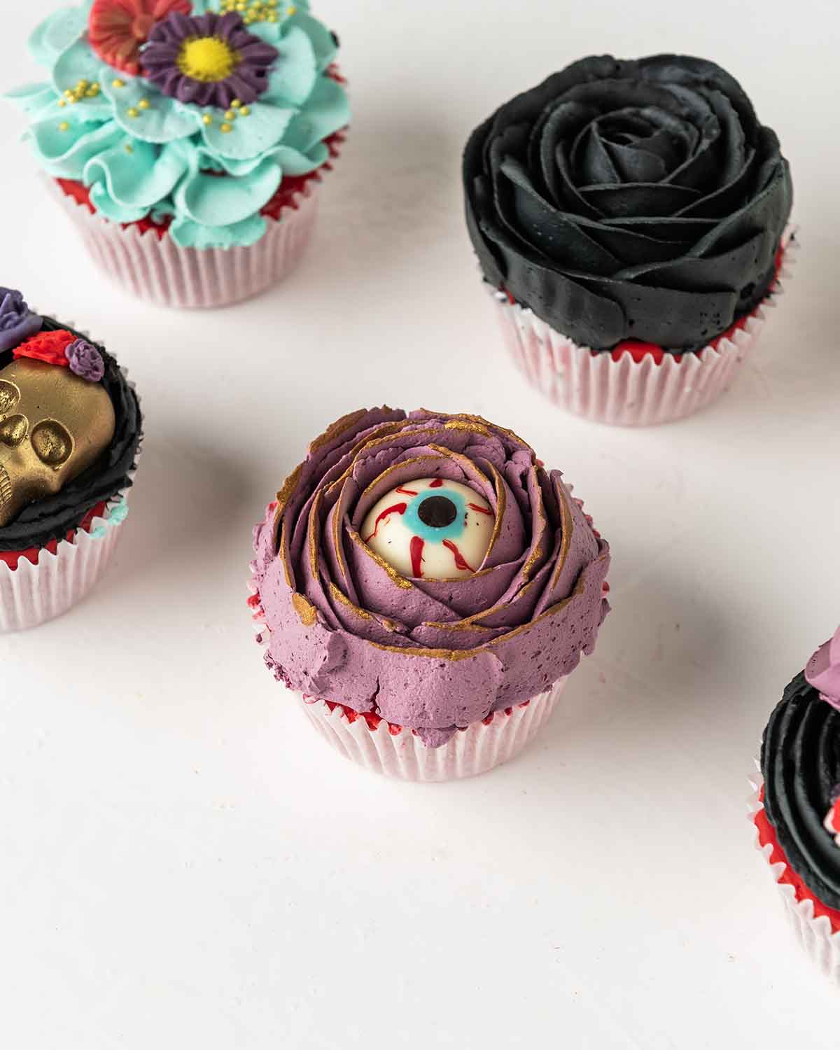 Skull and Eye CupcakesChocolate & ConfectioneryYour Gift Contains:• 6 Halloween Theme Cupcake• Flavor: Chocolate/Vanilla/Red Velvet• Box Size:24 x17x14cmHandling and Storage • Keep away from direct heat and sunlight• Best stored between 12-18 °C• Not suit