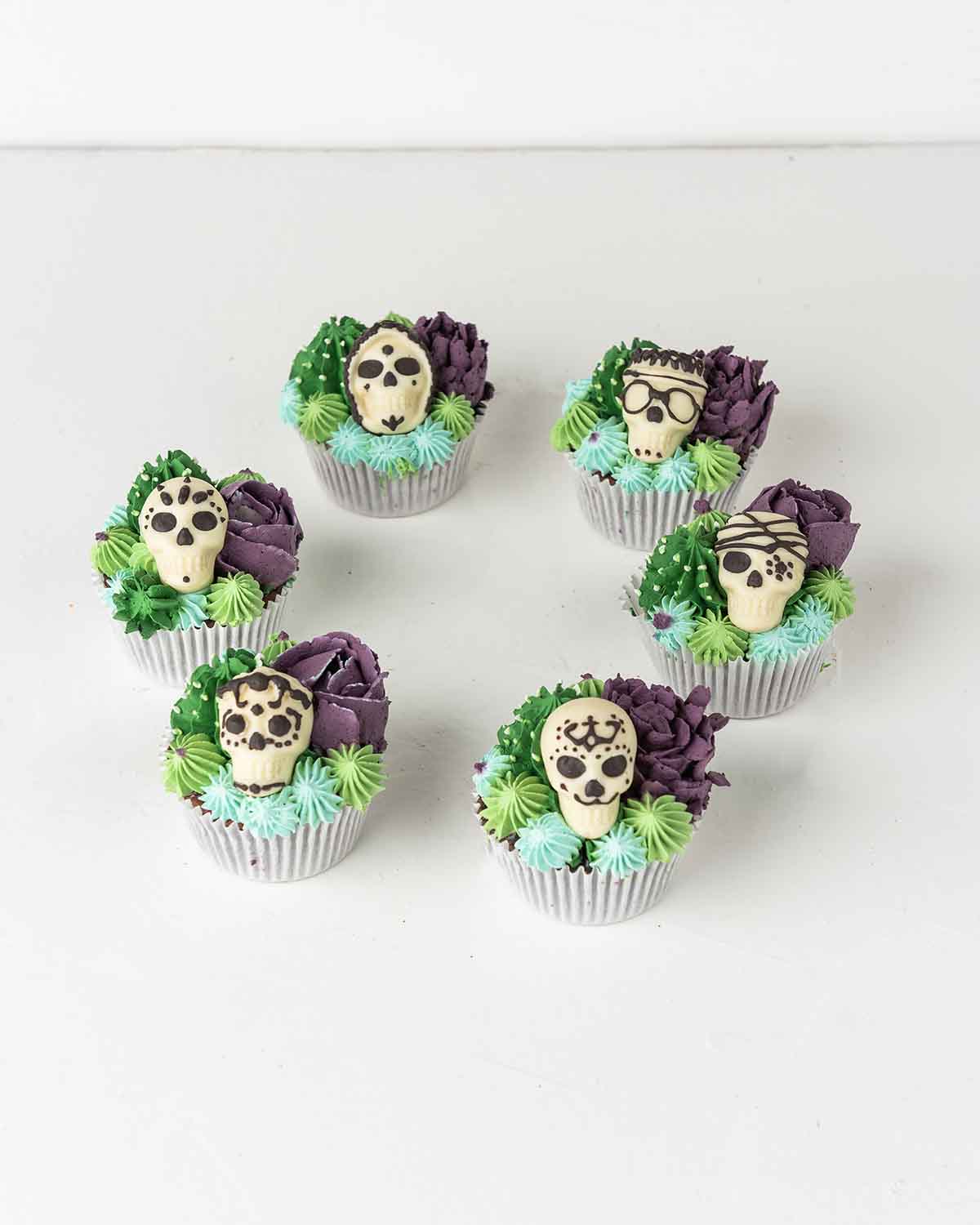 Succulent and Skeleton CupcakesChocolate & ConfectioneryYour Gift Contains:• 6 Halloween Theme Cupcake• Flavor: Chocolate/Vanilla/Red Velvet• Box Size:24 x17x14cmHandling and Storage • Keep away from direct heat and sunlight• Best stored between 12-18 °C•