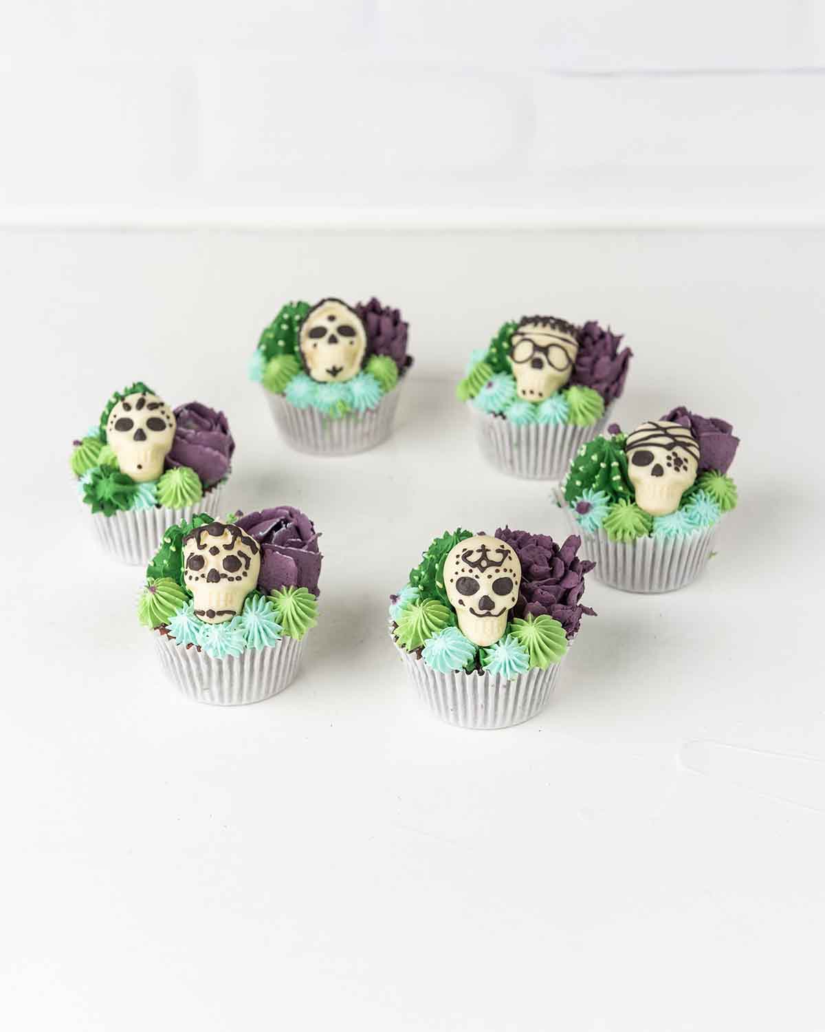 Succulent and Skeleton CupcakesChocolate & ConfectioneryYour Gift Contains:• 6 Halloween Theme Cupcake• Flavor: Chocolate/Vanilla/Red Velvet• Box Size:24 x17x14cmHandling and Storage • Keep away from direct heat and sunlight• Best stored between 12-18 °C•