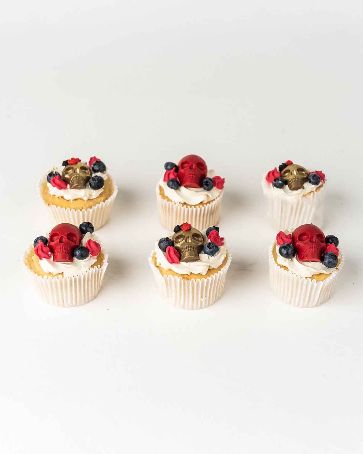 Halloween Vanilla CupcakesChocolate & ConfectioneryYour Gift Contains:• 6 Halloween Theme Cupcake• Flavor: Chocolate/Vanilla/Red Velvet• Box Size:24 x17x14cmHandling and Storage • Keep away from direct heat and sunlight• Best stored between 12-18 °C• Not