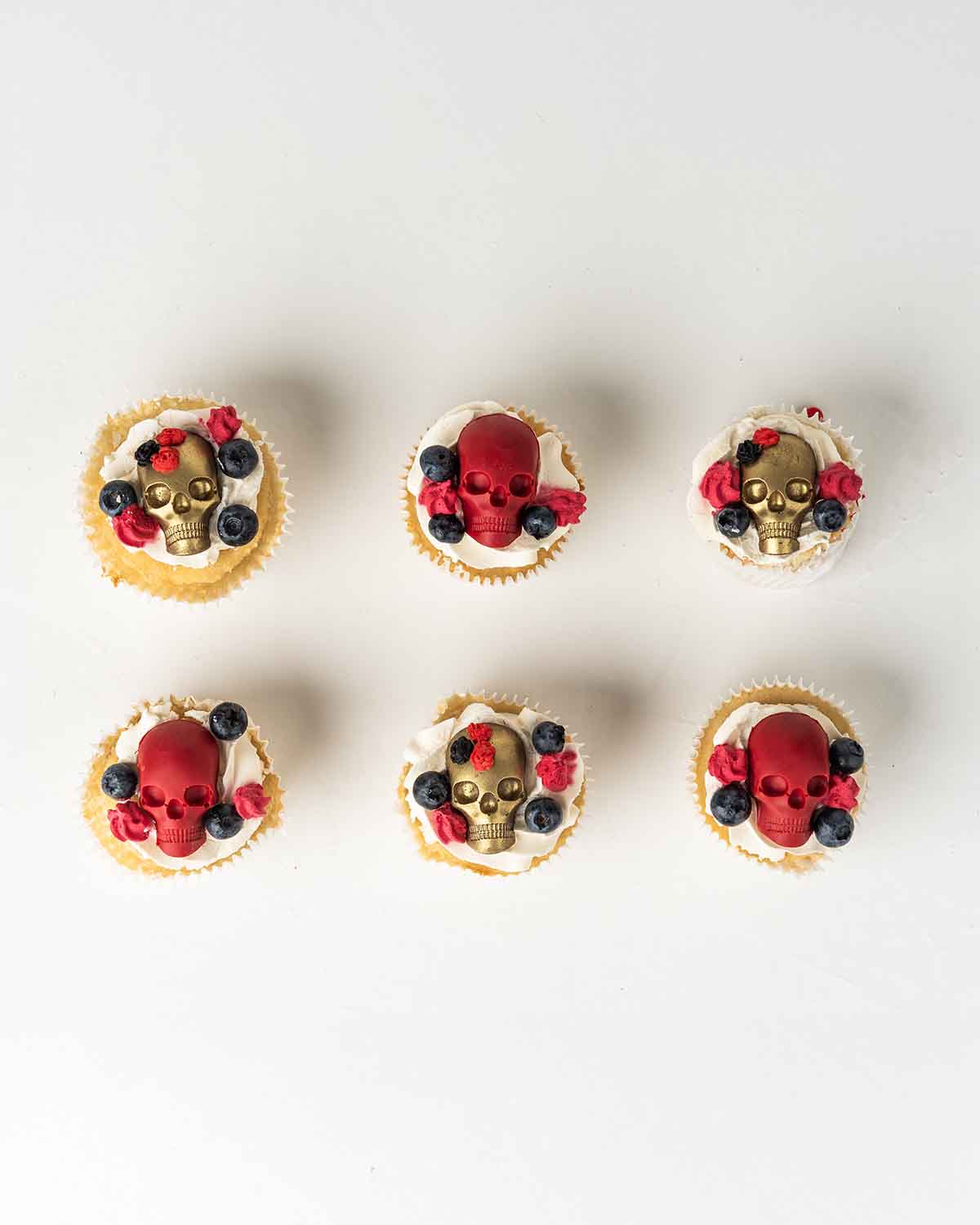 Halloween Vanilla CupcakesChocolate & ConfectioneryYour Gift Contains:• 6 Halloween Theme Cupcake• Flavor: Chocolate/Vanilla/Red Velvet• Box Size:24 x17x14cmHandling and Storage • Keep away from direct heat and sunlight• Best stored between 12-18 °C• Not