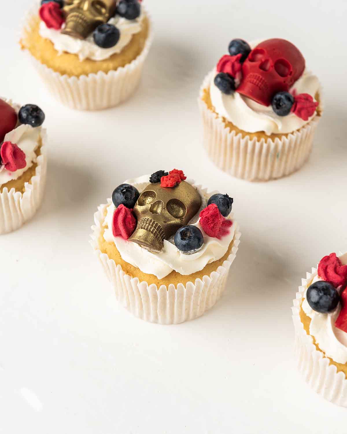 Halloween Vanilla CupcakesChocolate & ConfectioneryYour Gift Contains:• 6 Halloween Theme Cupcake• Flavor: Chocolate/Vanilla/Red Velvet• Box Size:24 x17x14cmHandling and Storage • Keep away from direct heat and sunlight• Best stored between 12-18 °C• Not