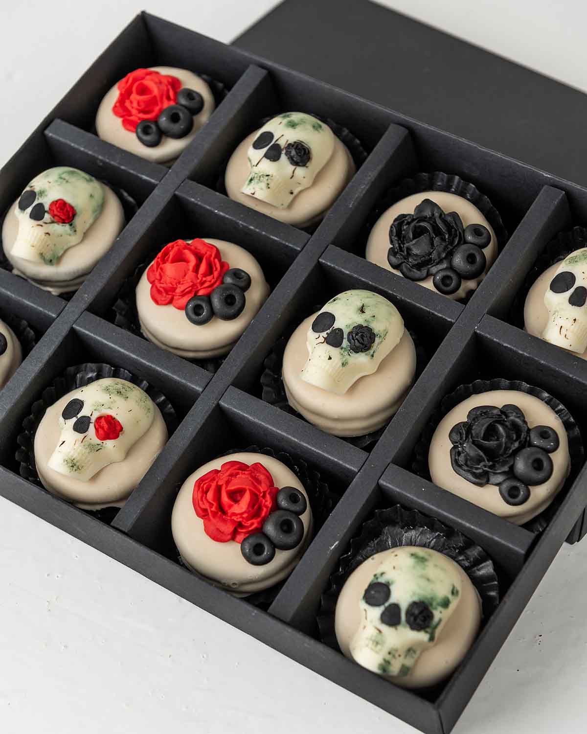 Halloween White Skull OreosChocolate & ConfectioneryYour Gift Contains:• 12 x Halloween Theme Chocolate Covered Oreos• Box Size: 24x18x4cmHandling and Storage • Keep away from direct heat and sunlight• Best stored between 12-18 °C• Not suitable for vegeta