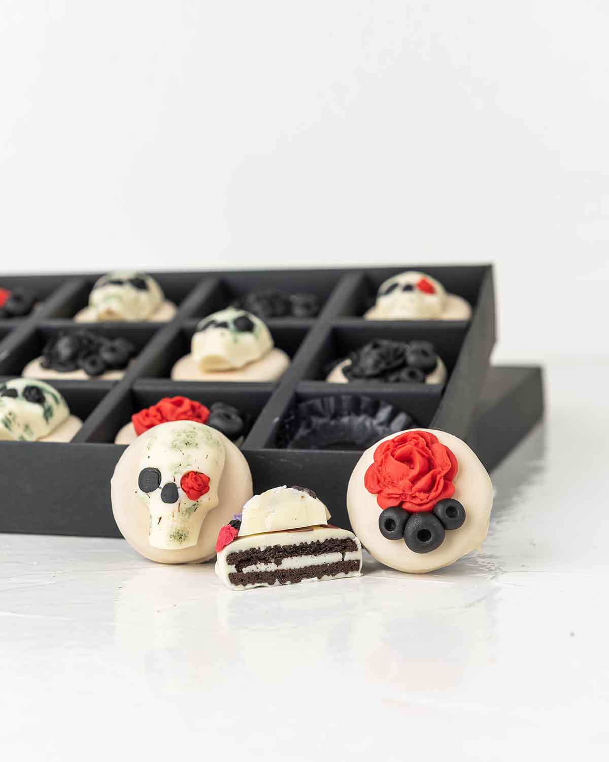 Halloween White Skull OreosChocolate & ConfectioneryYour Gift Contains:• 12 x Halloween Theme Chocolate Covered Oreos• Box Size: 24x18x4cmHandling and Storage • Keep away from direct heat and sunlight• Best stored between 12-18 °C• Not suitable for vegeta