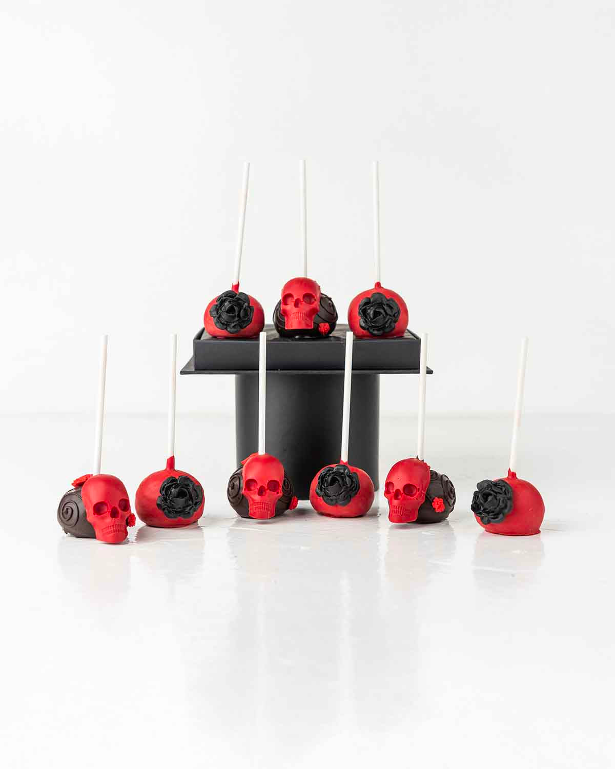 Halloween Red Skull Cake popsChocolate & ConfectioneryYour Gift Contains:• 9 Halloween Theme Cake Pops• Flavor: Chocolate/Vanilla/Red Velvet• Box Size: 16x16x20cmHandling and Storage • Keep away from direct heat and sunlight• Best stored between 12-18 °C•