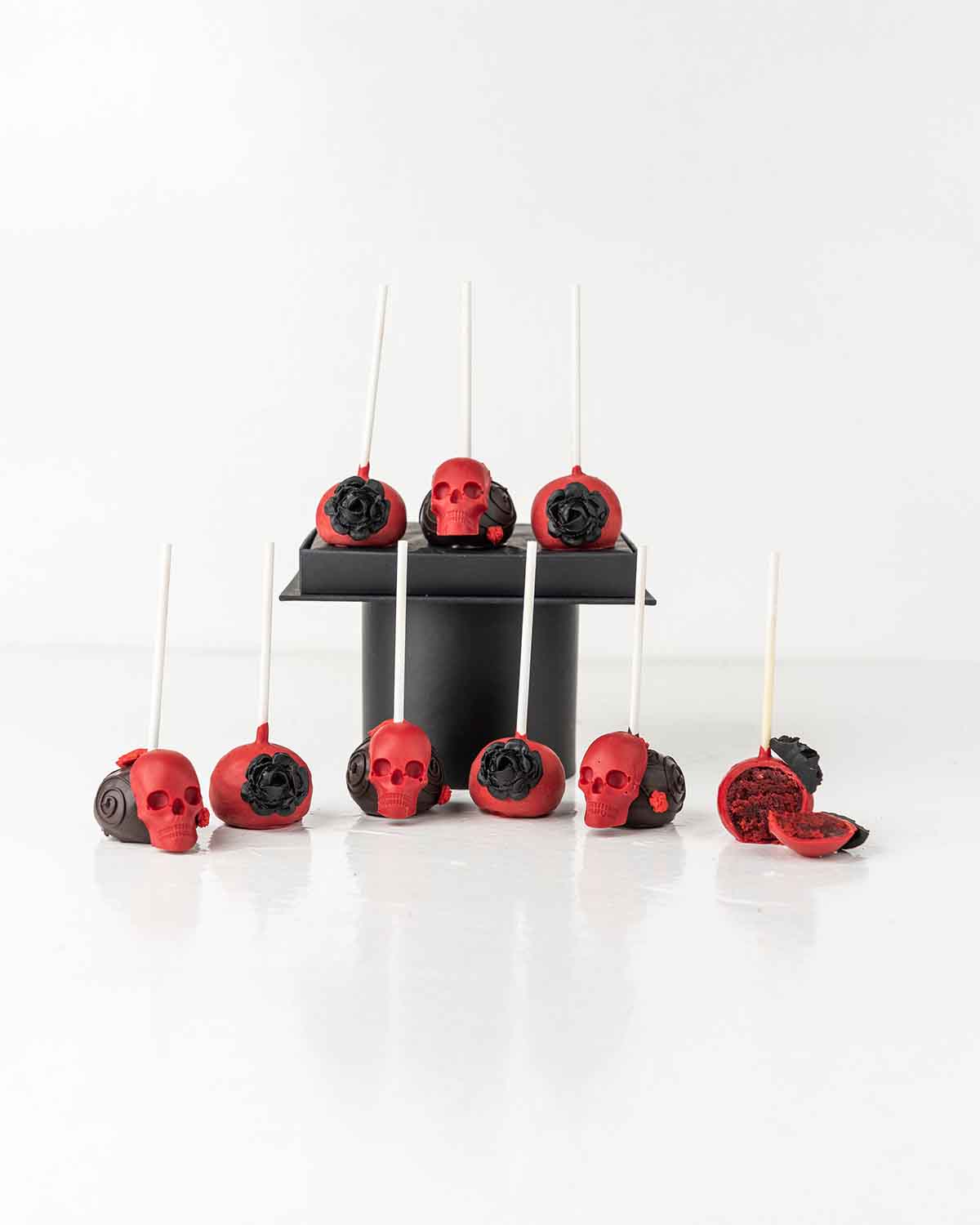 Halloween Red Skull Cake popsChocolate & ConfectioneryYour Gift Contains:• 9 Halloween Theme Cake Pops• Flavor: Chocolate/Vanilla/Red Velvet• Box Size: 16x16x20cmHandling and Storage • Keep away from direct heat and sunlight• Best stored between 12-18 °C•