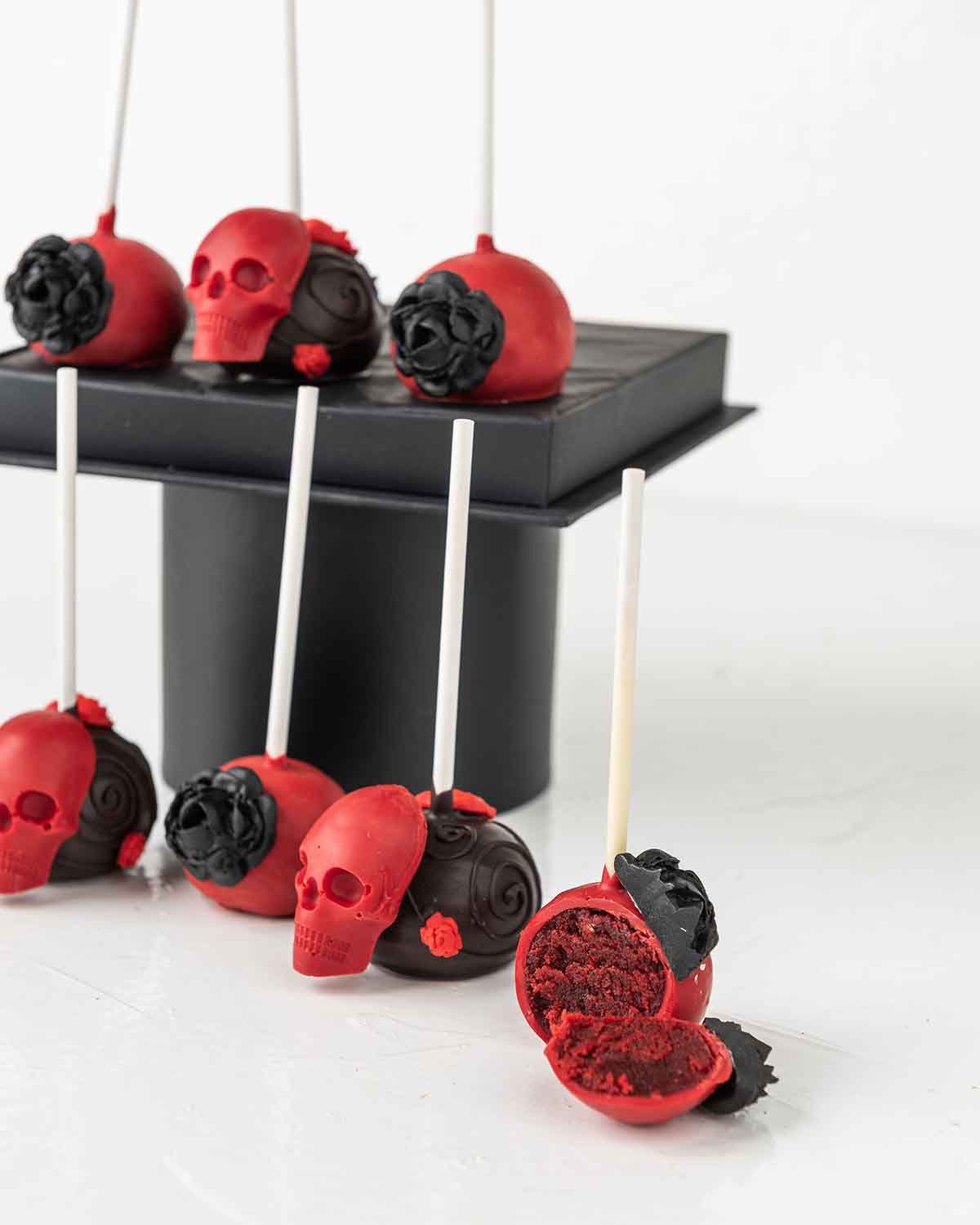Halloween Red Skull Cake popsChocolate & ConfectioneryYour Gift Contains:• 9 Halloween Theme Cake Pops• Flavor: Chocolate/Vanilla/Red Velvet• Box Size: 16x16x20cmHandling and Storage • Keep away from direct heat and sunlight• Best stored between 12-18 °C•
