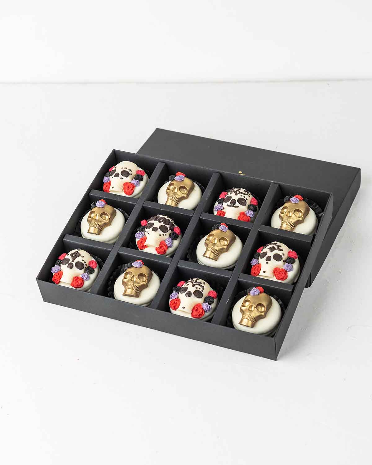 Halloween Golden Skull OreosChocolate & ConfectioneryYour Gift Contains:• 12 pcs Halloween Theme Chocolate Covered Oreos• Box Size: 24x18x4cmHandling and Storage • Keep away from direct heat and sunlight• Best stored between 12-18 °C• Not suitable for veg